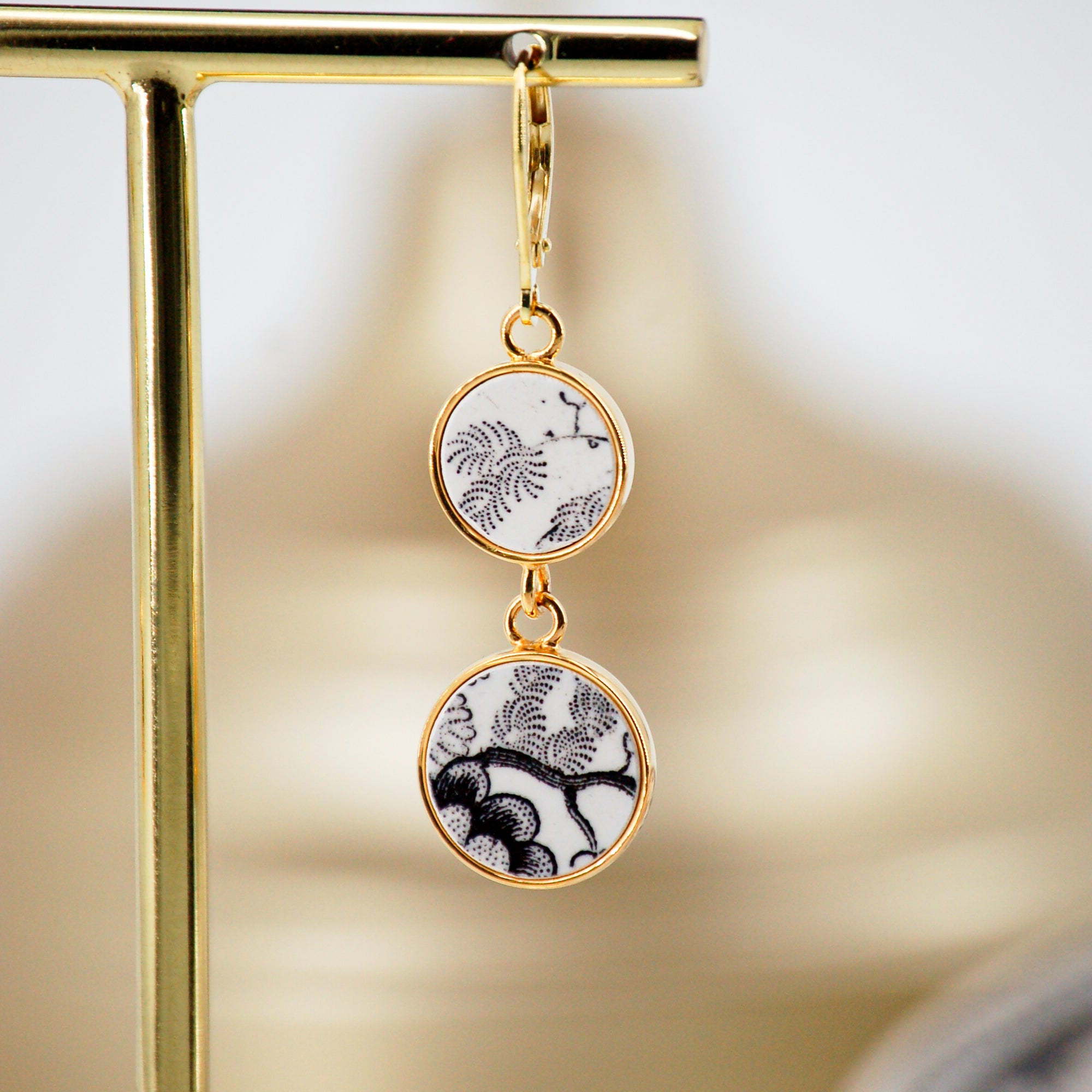 "Flowers and foliage in black and white" earrings, gold finish