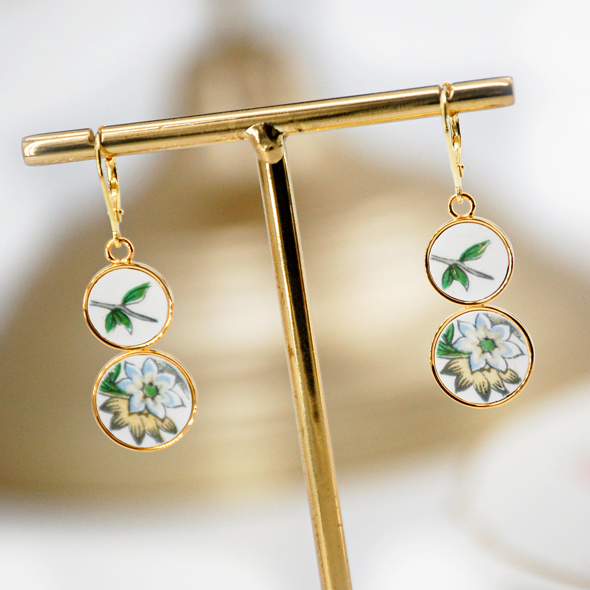 "Freshness of a Flower" earrings, gold finish 