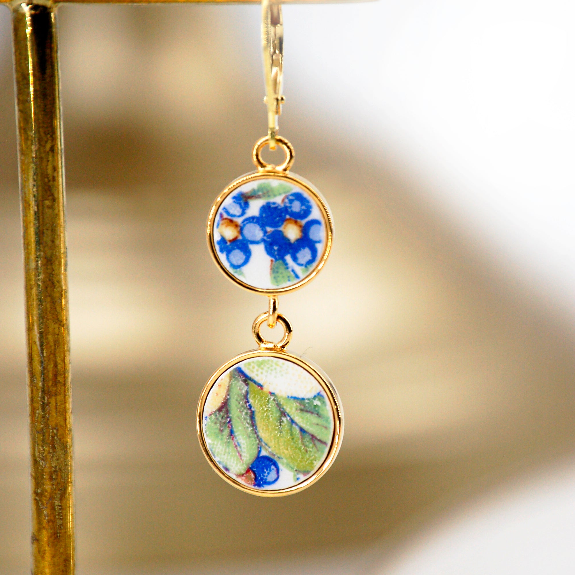 "Foliage and small blue flowers" earrings, gold finish 