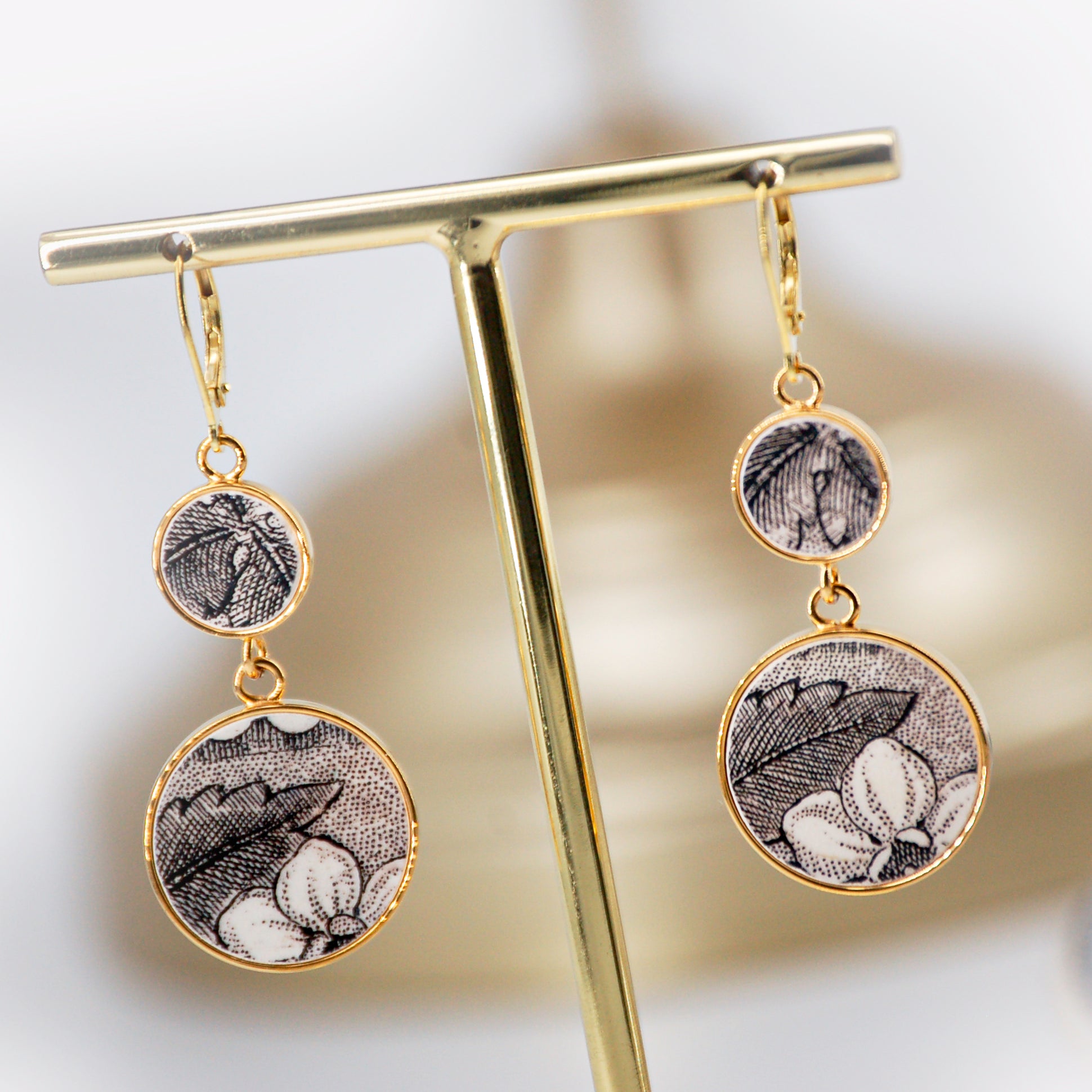 "Acanthus and scrolls in black and white" earrings, gold finish