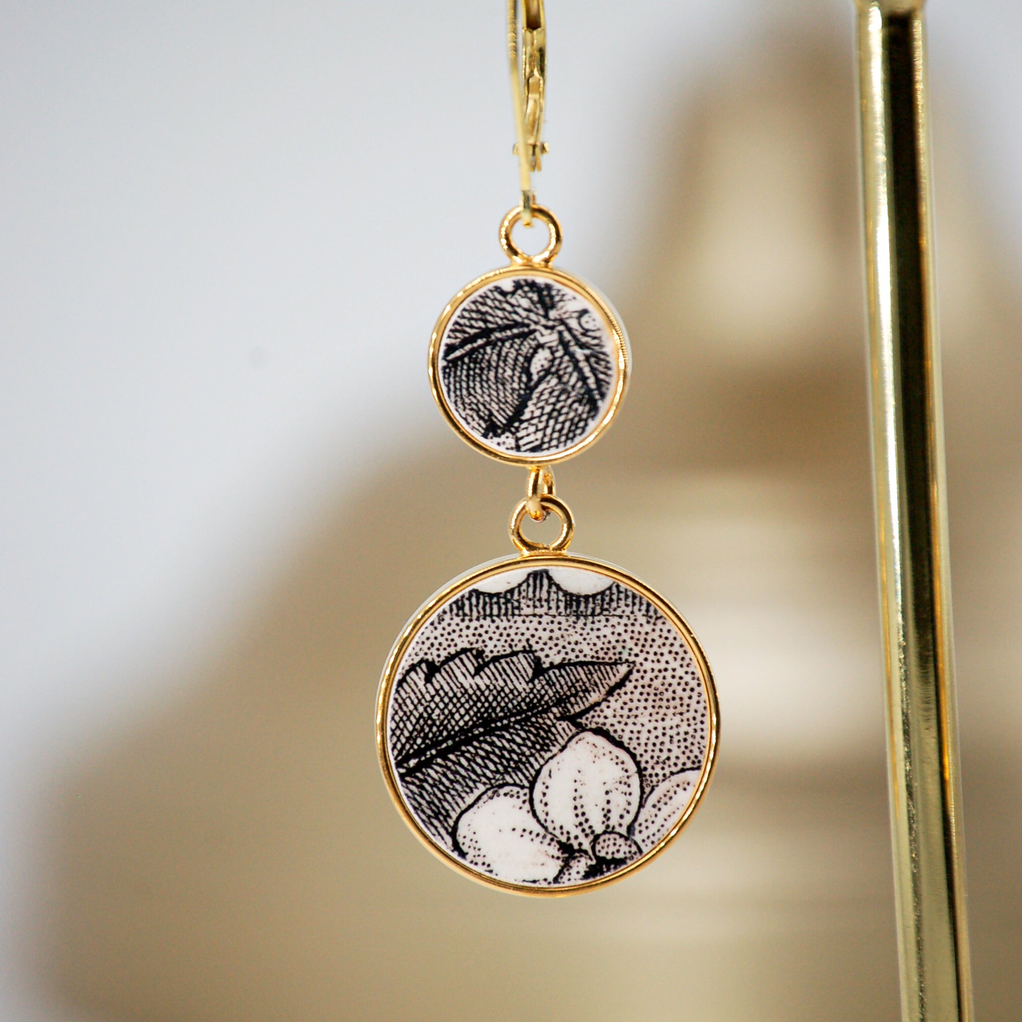 "Acanthus and scrolls in black and white" earrings, gold finish