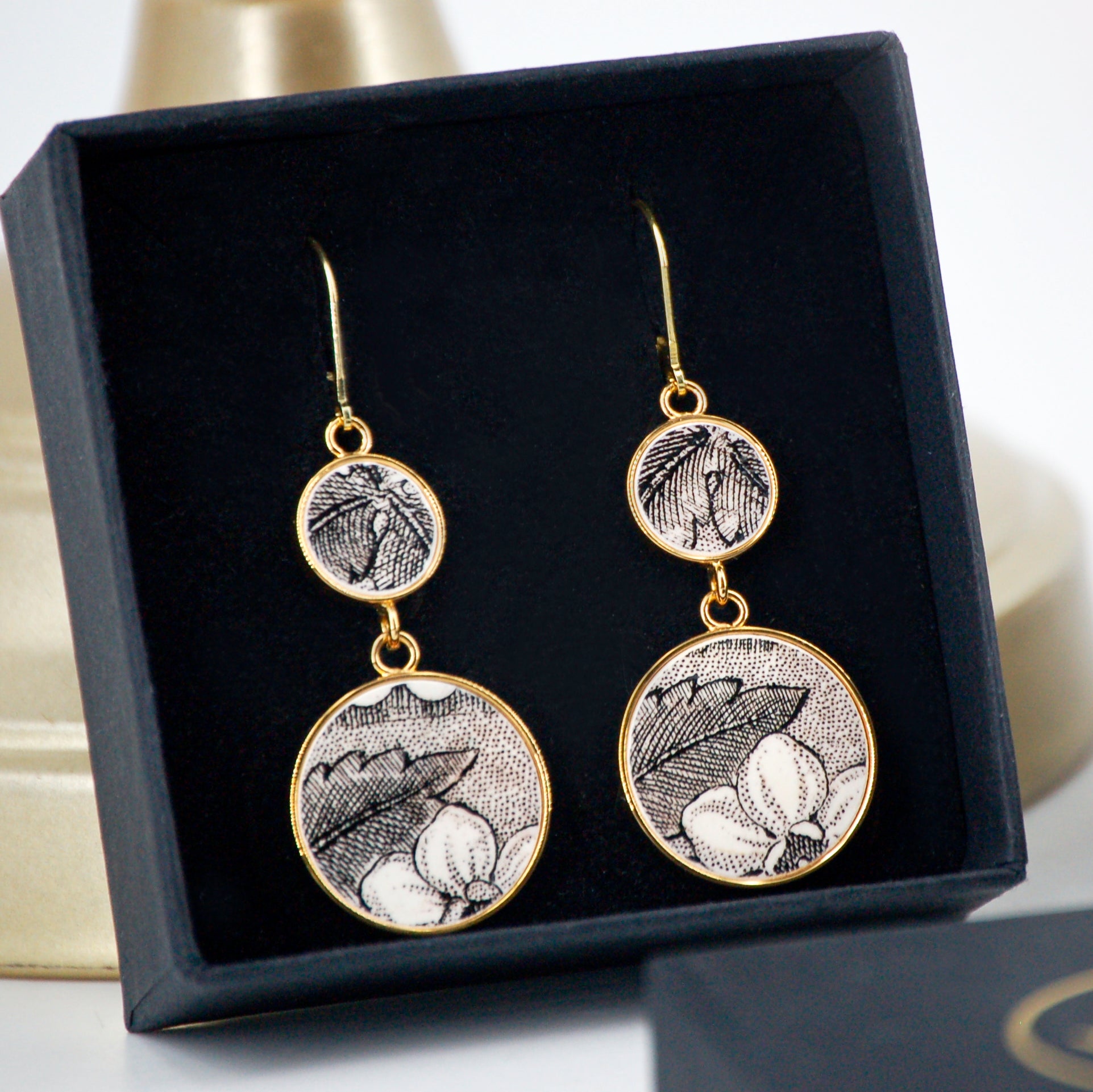 "Acanthus and scrolls in black and white" earrings, gold finish