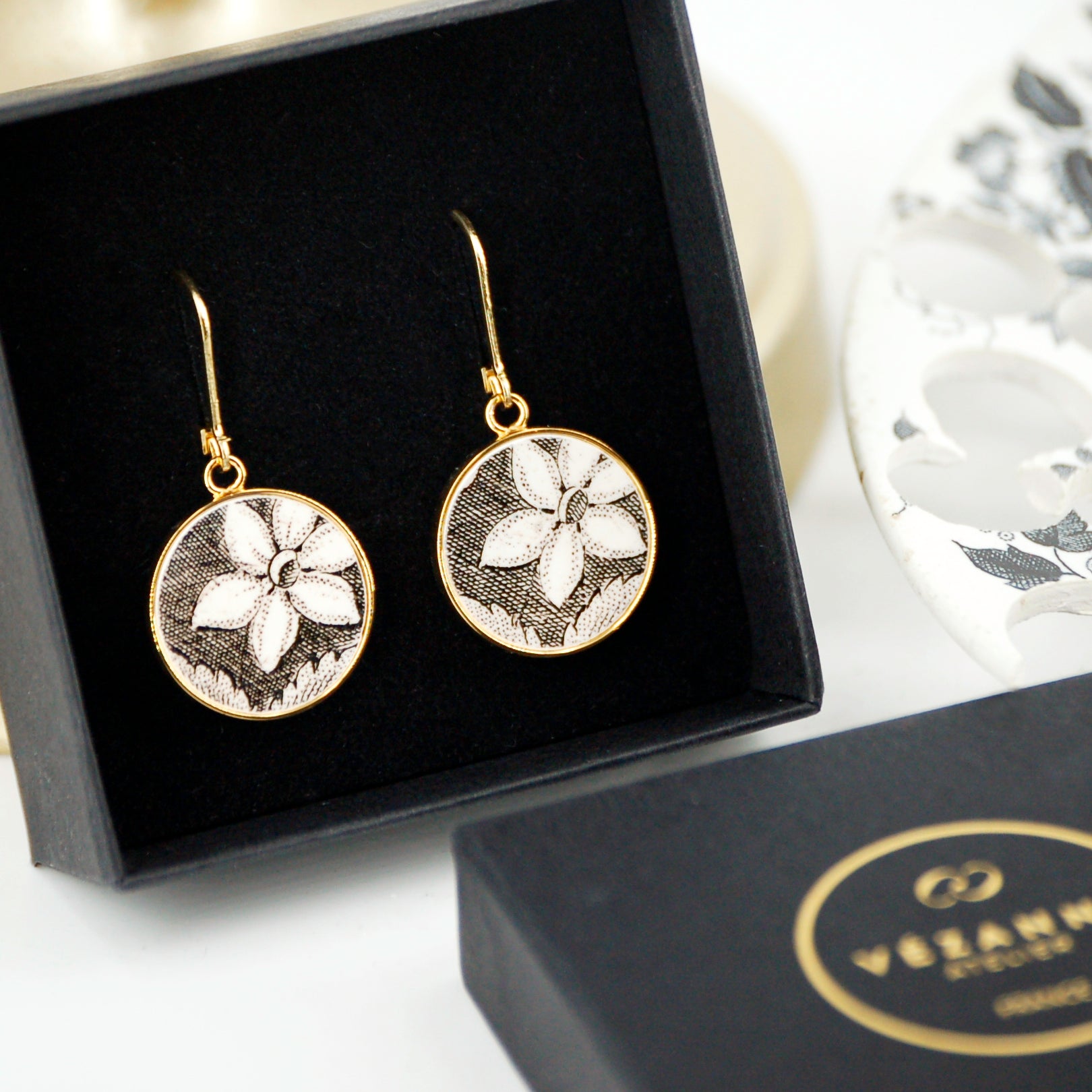 "Black and white floral pattern" earrings, gold finish