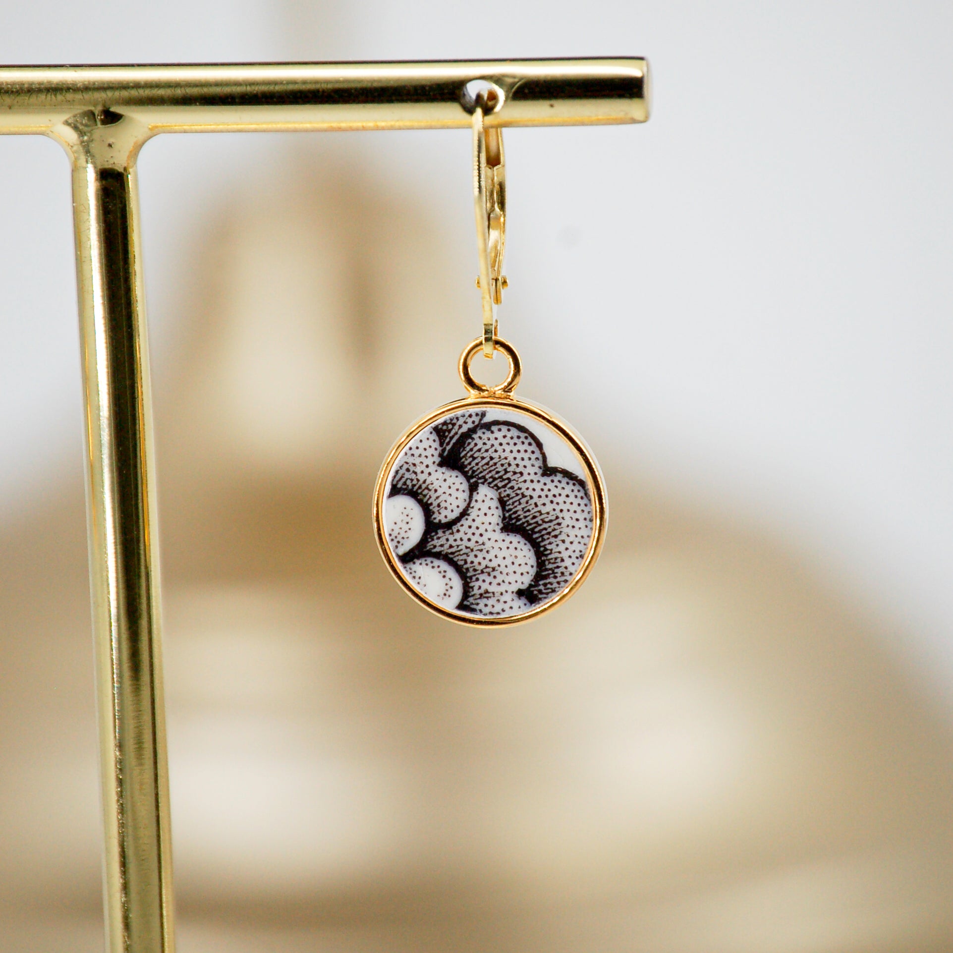 "Black and white flowers" earrings, gold finish