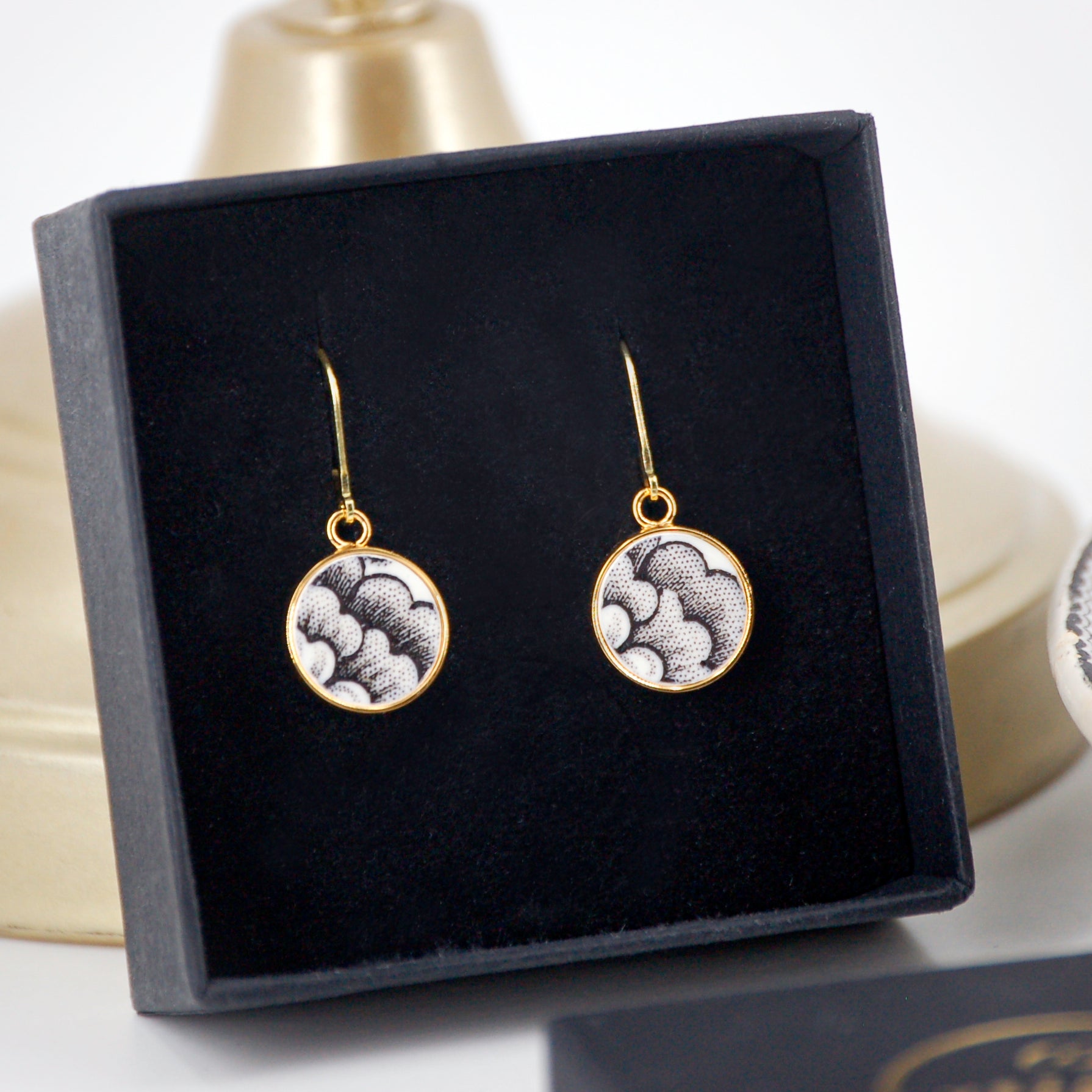 "Black and white flowers" earrings, gold finish