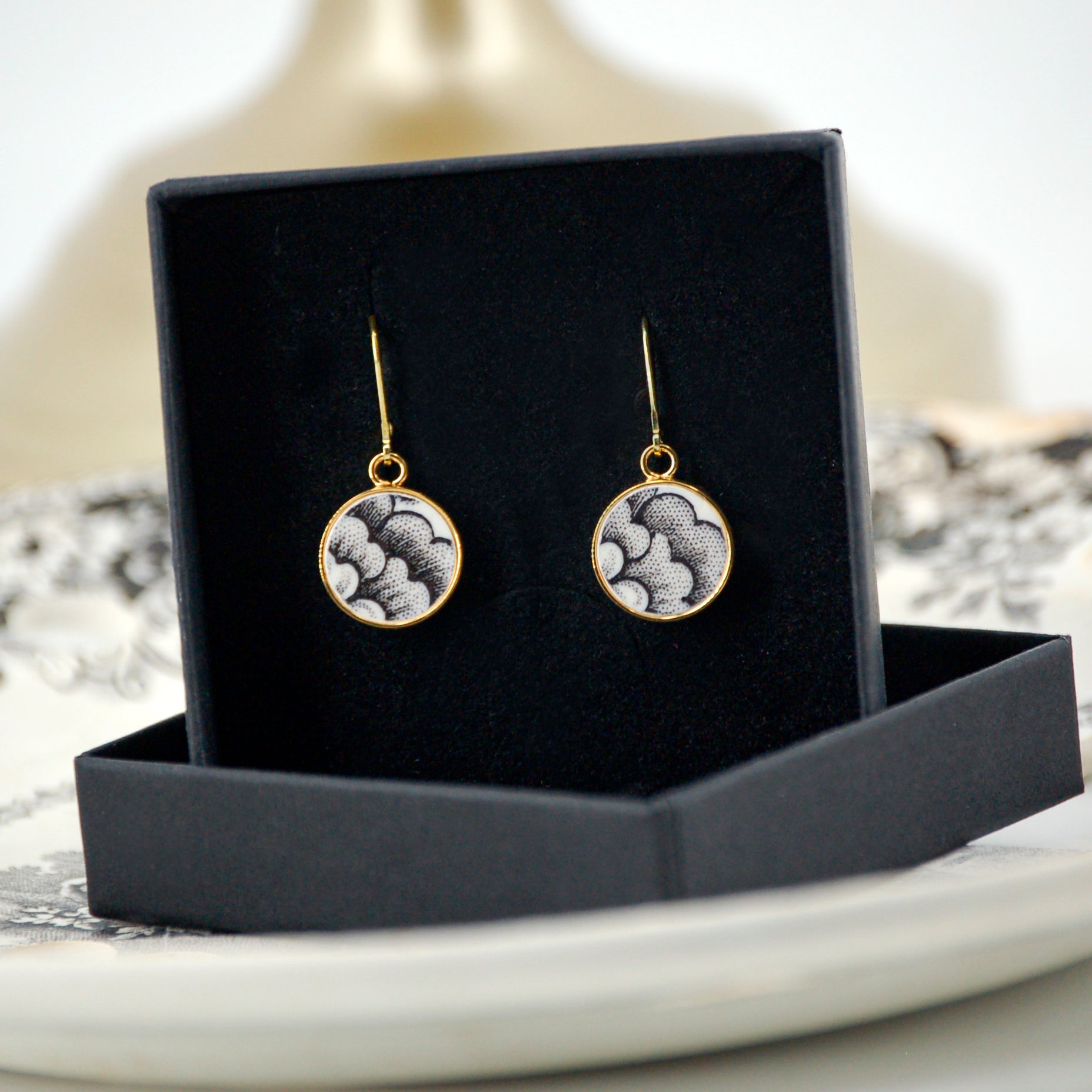 "Black and white flowers" earrings, gold finish
