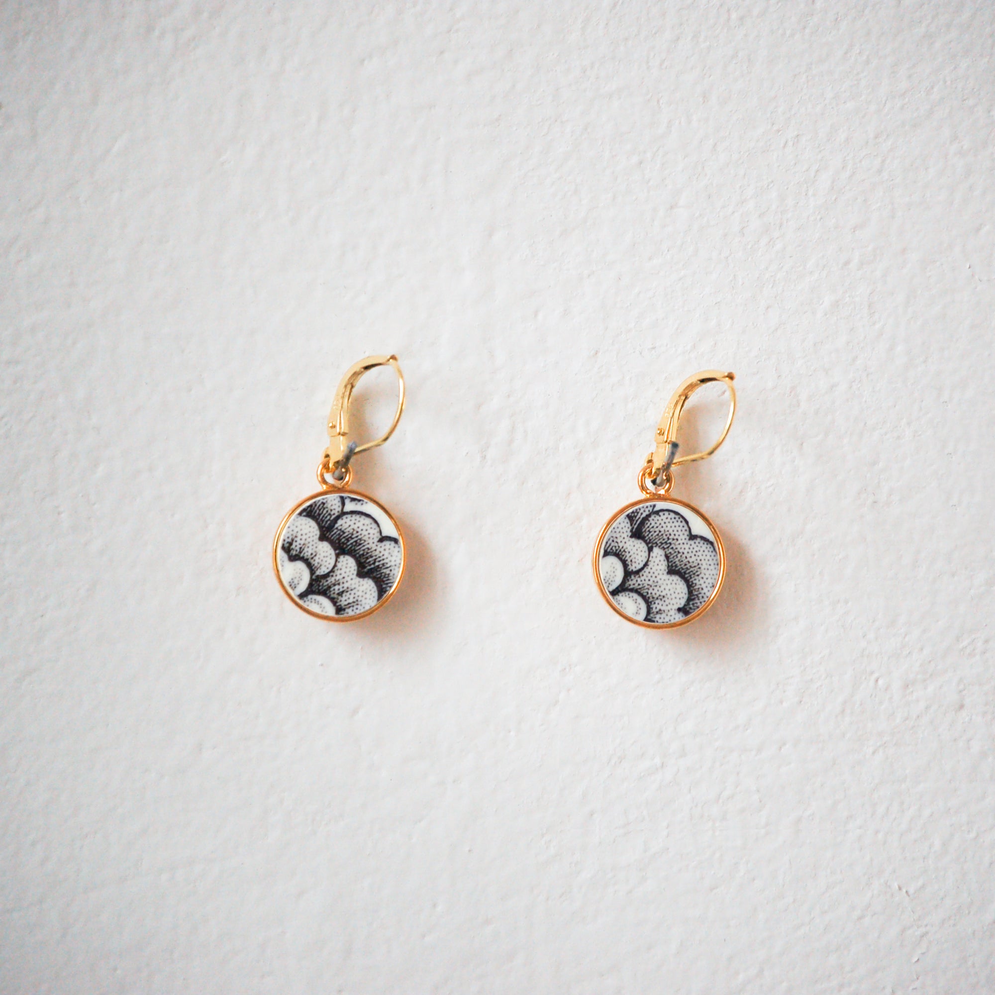"Black and white flowers" earrings, gold finish