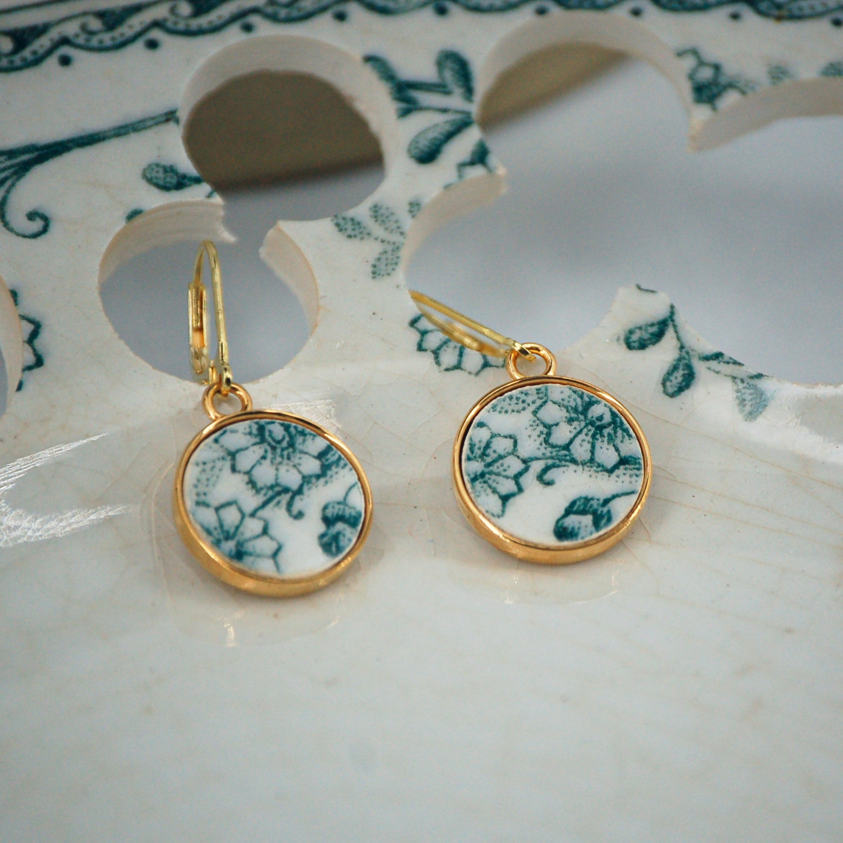 "Small green flowers" earrings, gold finish