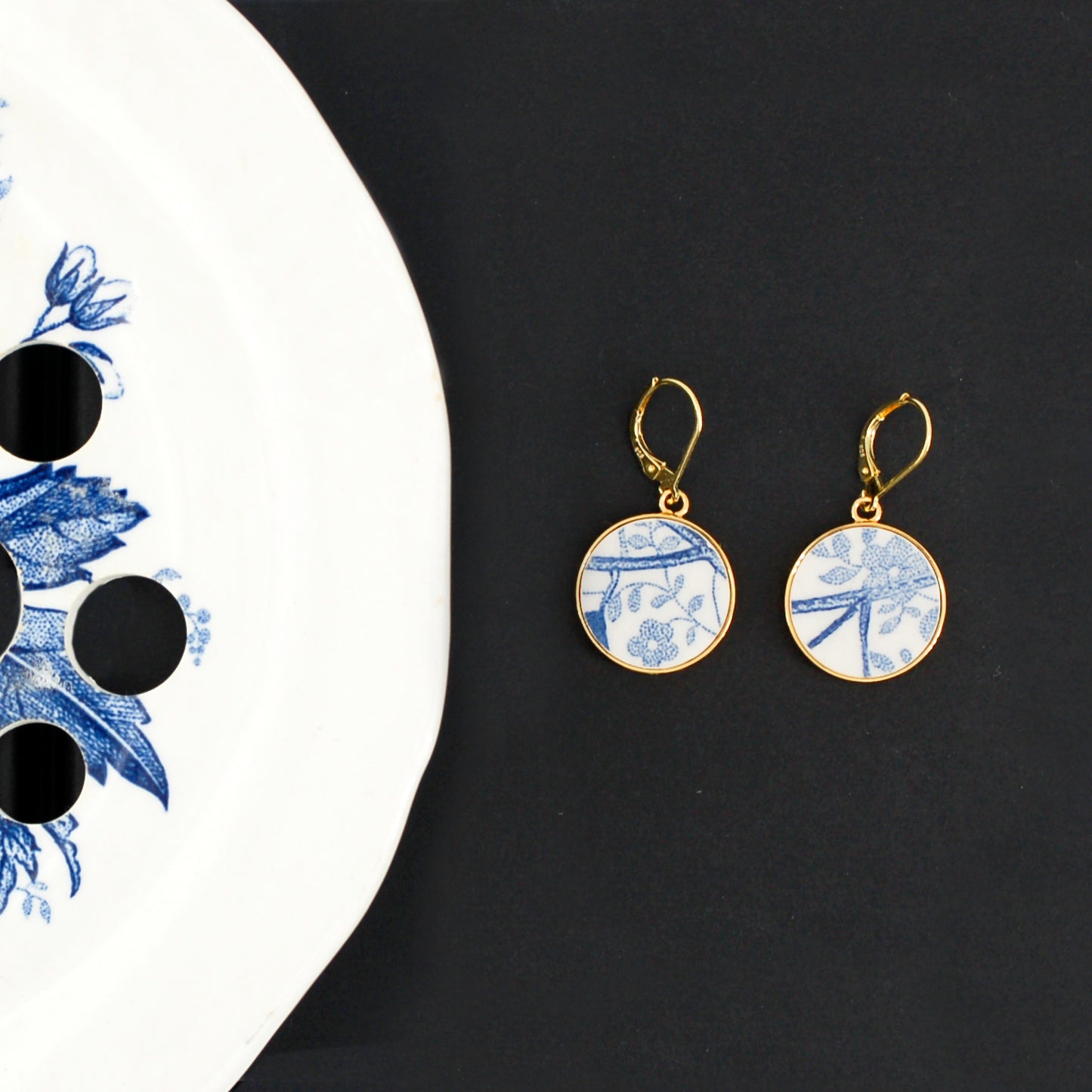 "Dotted Flowers" earrings, gold finish