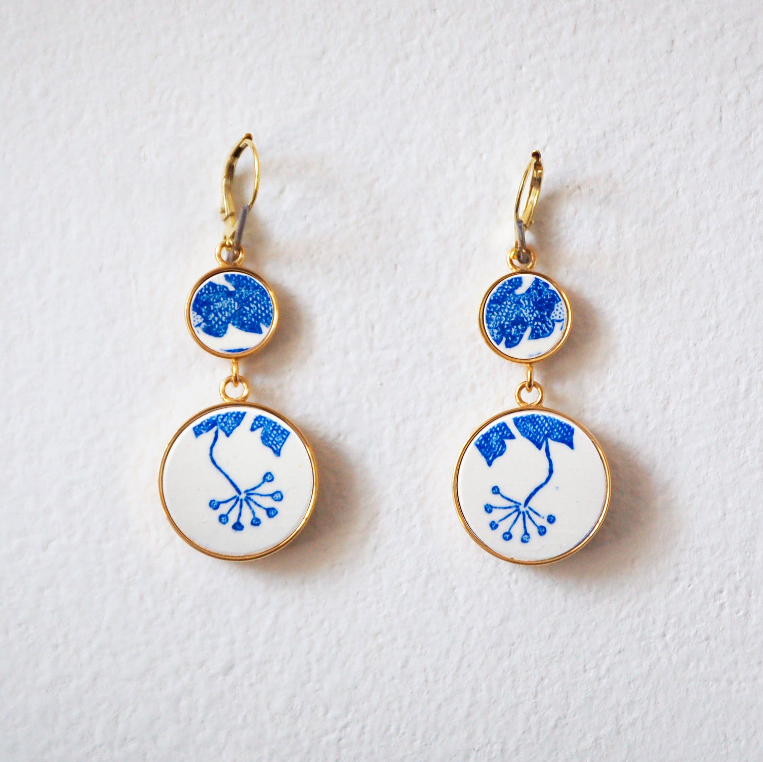 Boucles d'oreilles "Fleurs et feuillage bleus", finition or
