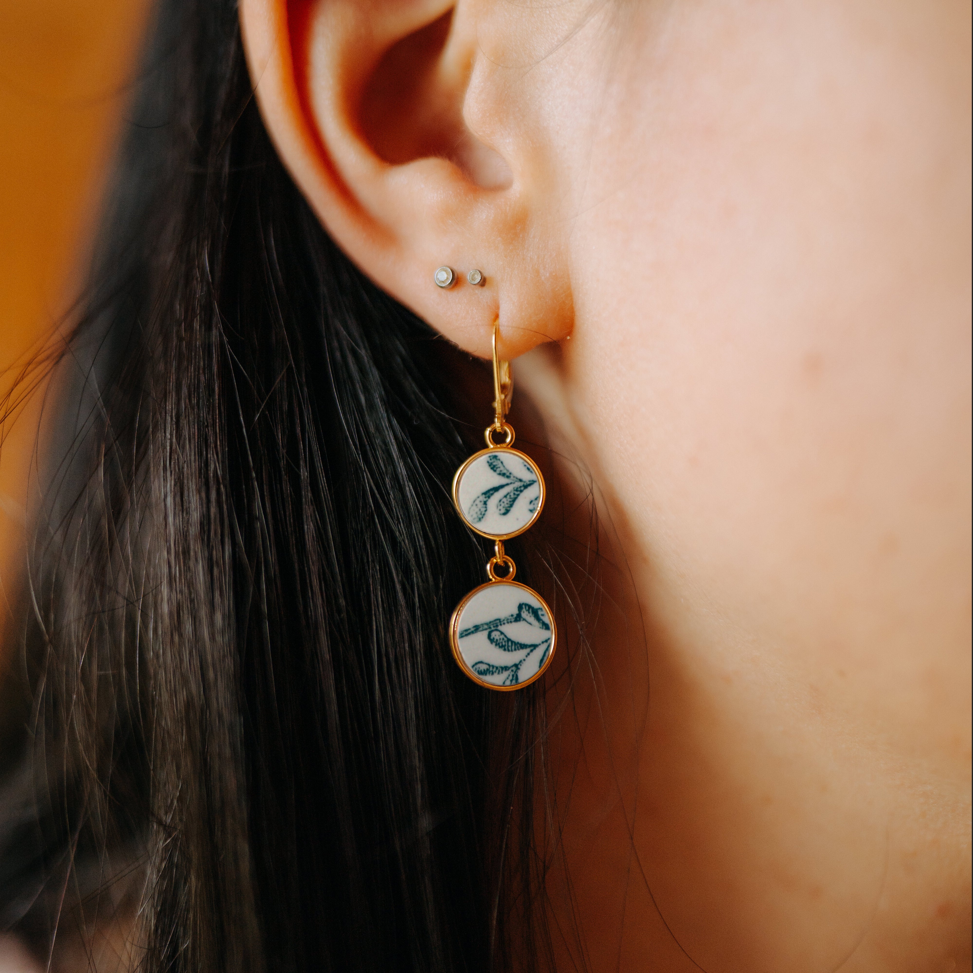 "Art Deco graphic motif" earrings, gold finish