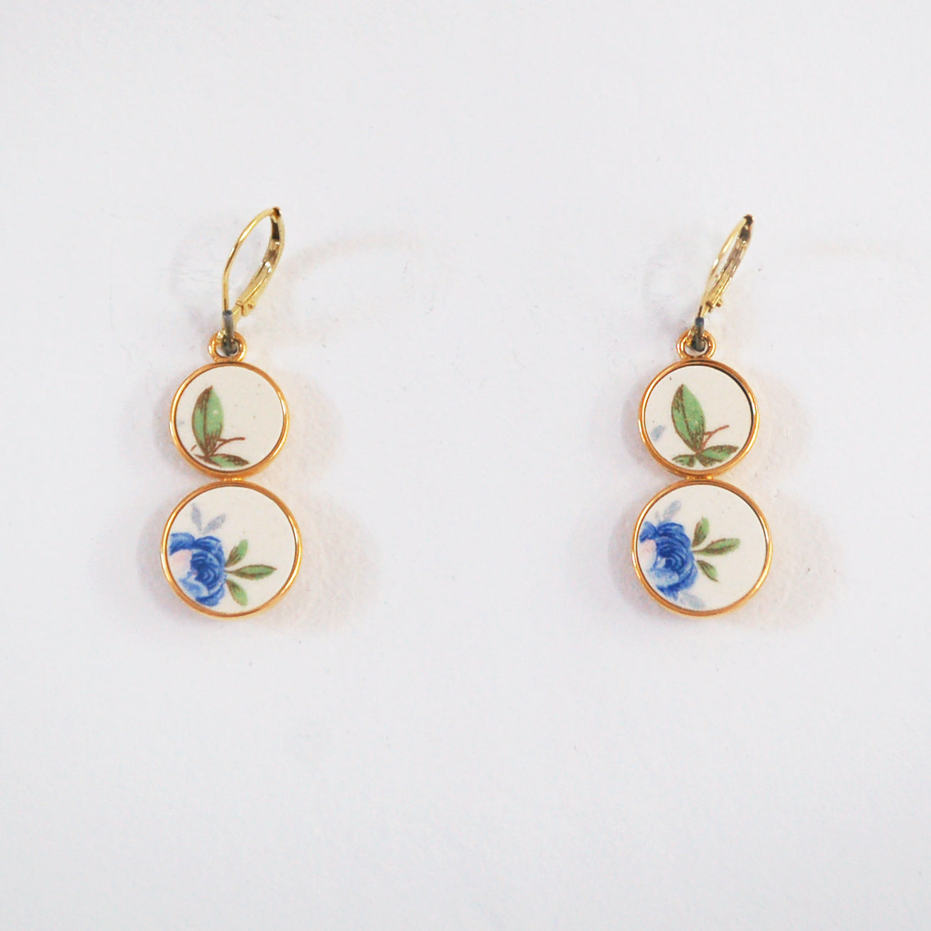 Boucles d'oreilles "Petites fleurs bleues et son feuillage", finition or