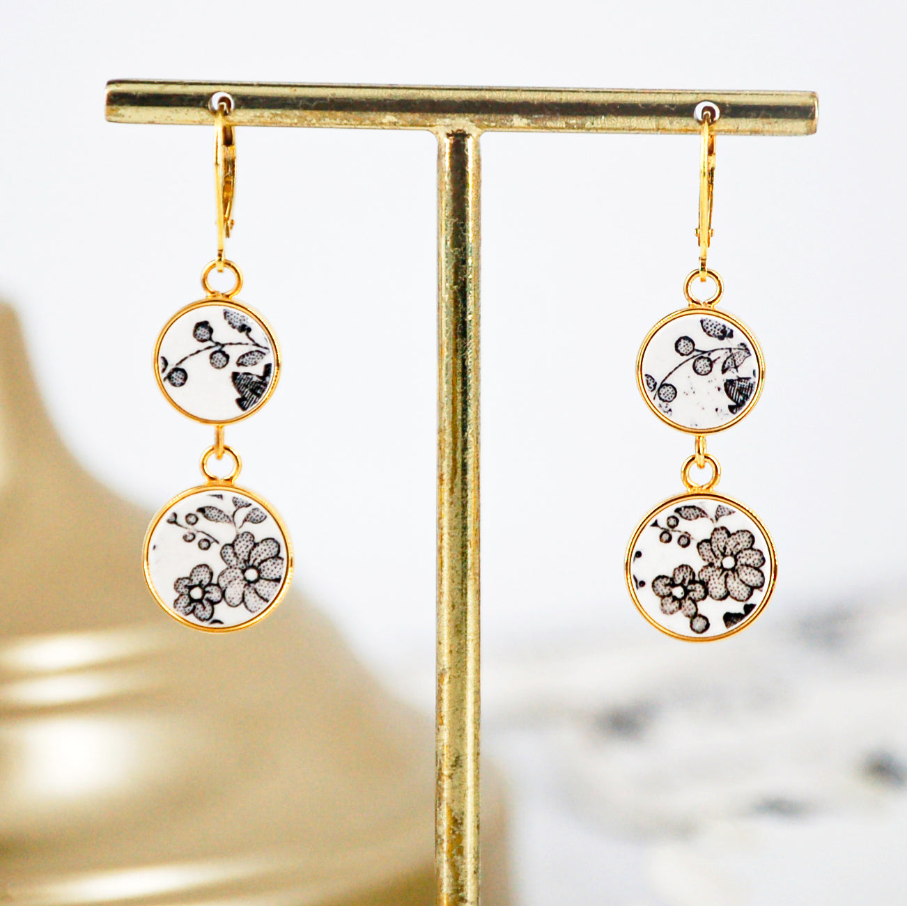 "Black and white floral composition" earrings, gold finish