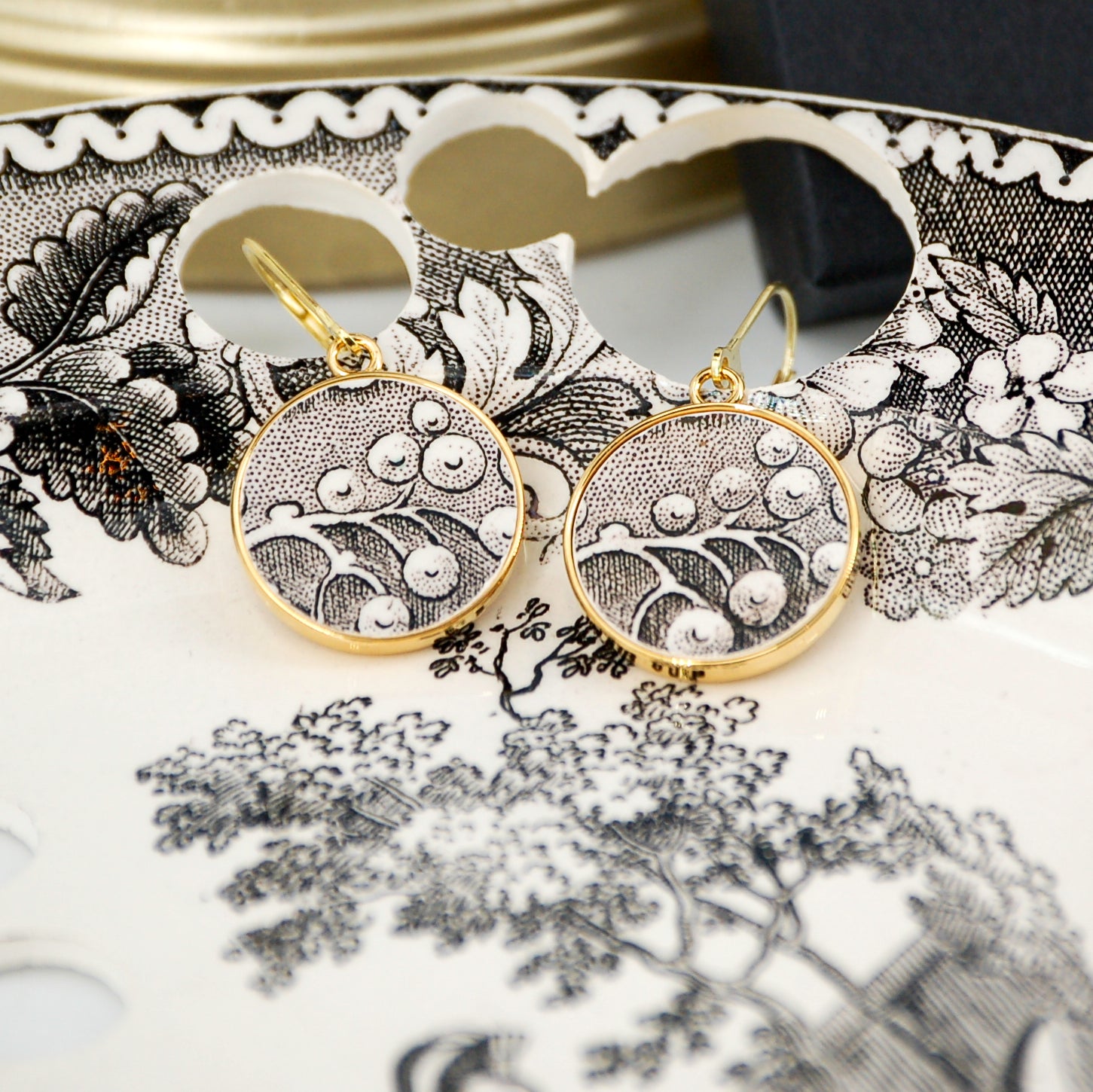 "The Grape" earrings, gold finish