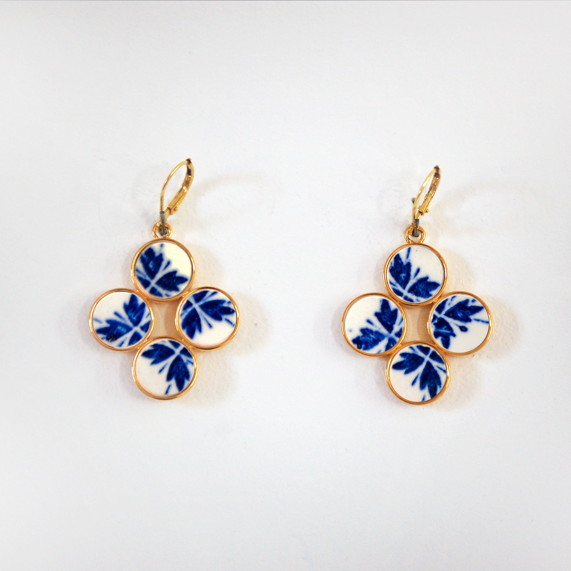 Boucles d'oreilles "Fleurs bleues", finition or