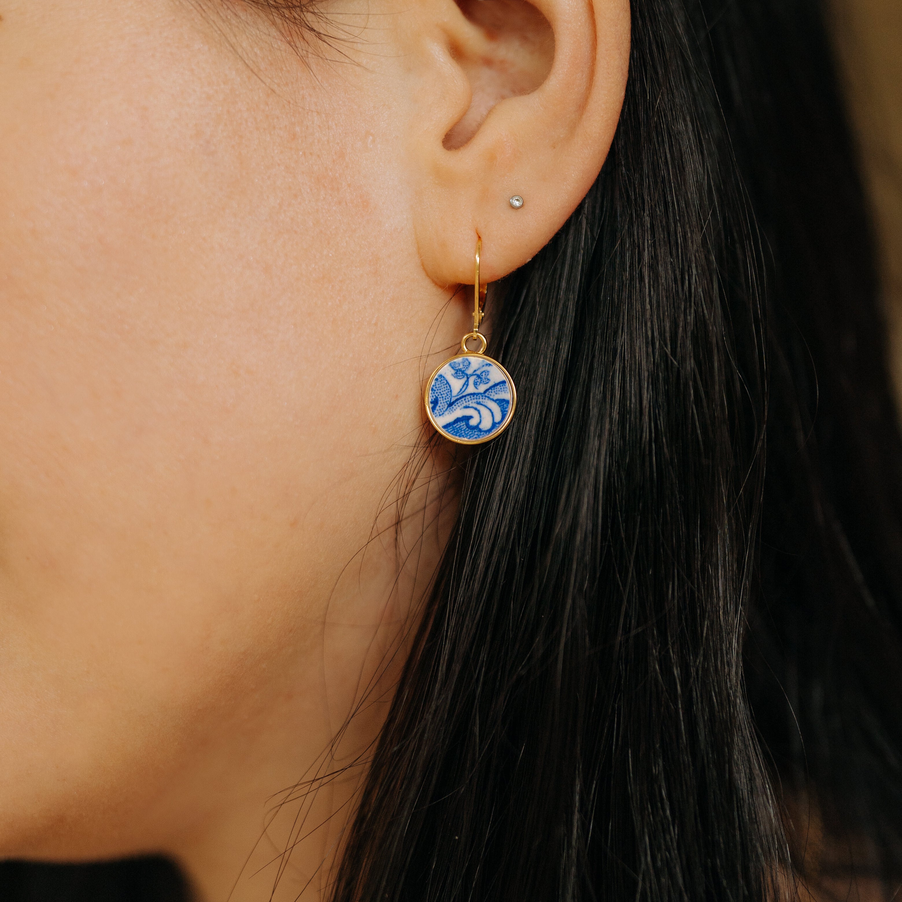 Boucles d'oreilles "Petites fleurs et volutes bleues", finition or