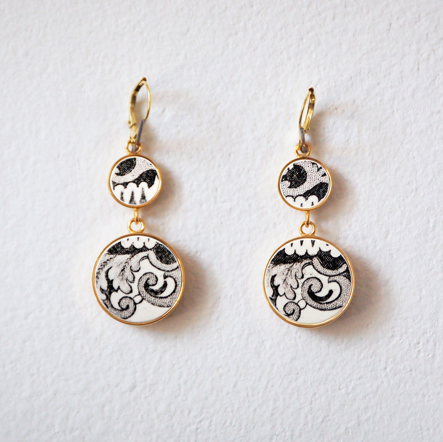 Boucles d'oreilles "Acanthes et volutes en noir et blanc", finition or