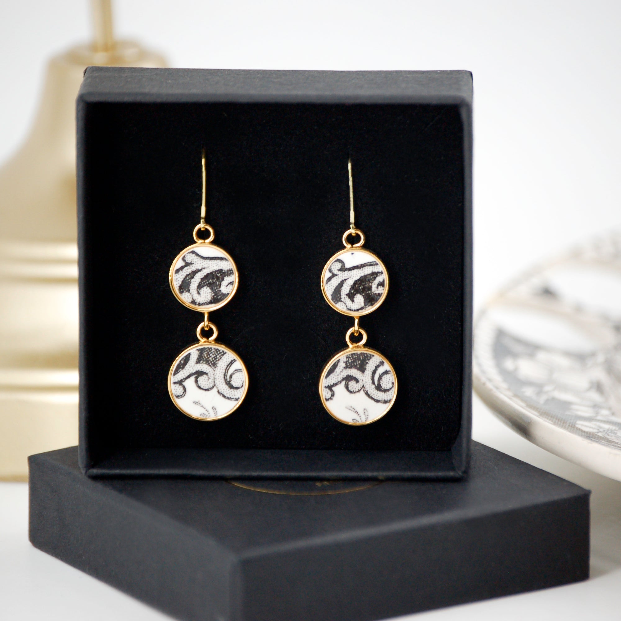 "Arabesque in black and white" earrings, gold finish