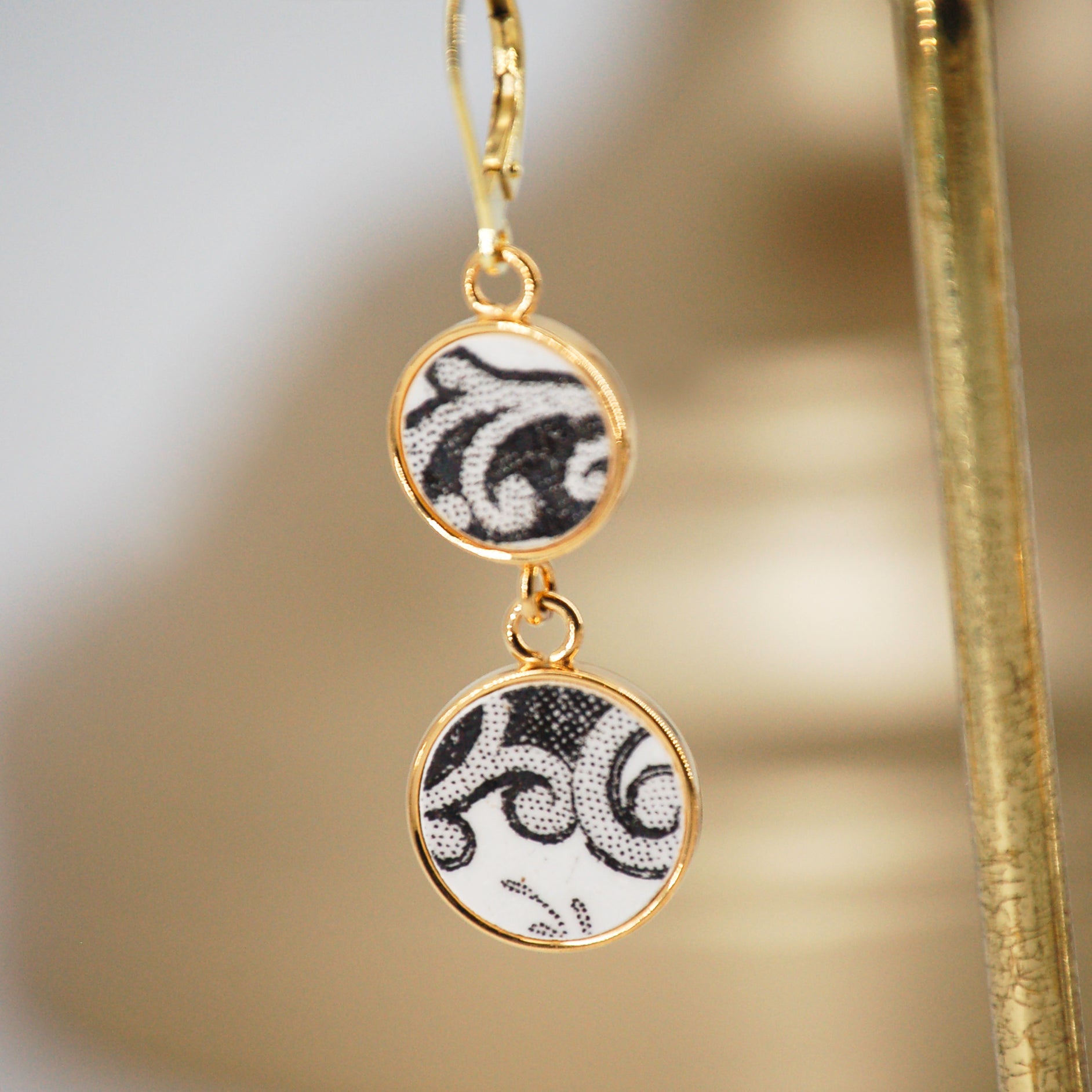 "Arabesque in black and white" earrings, gold finish
