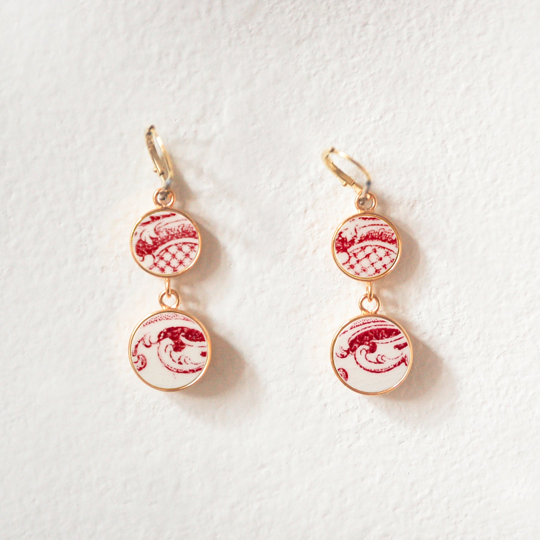 "Scrolls in old rose" earrings, gold finish