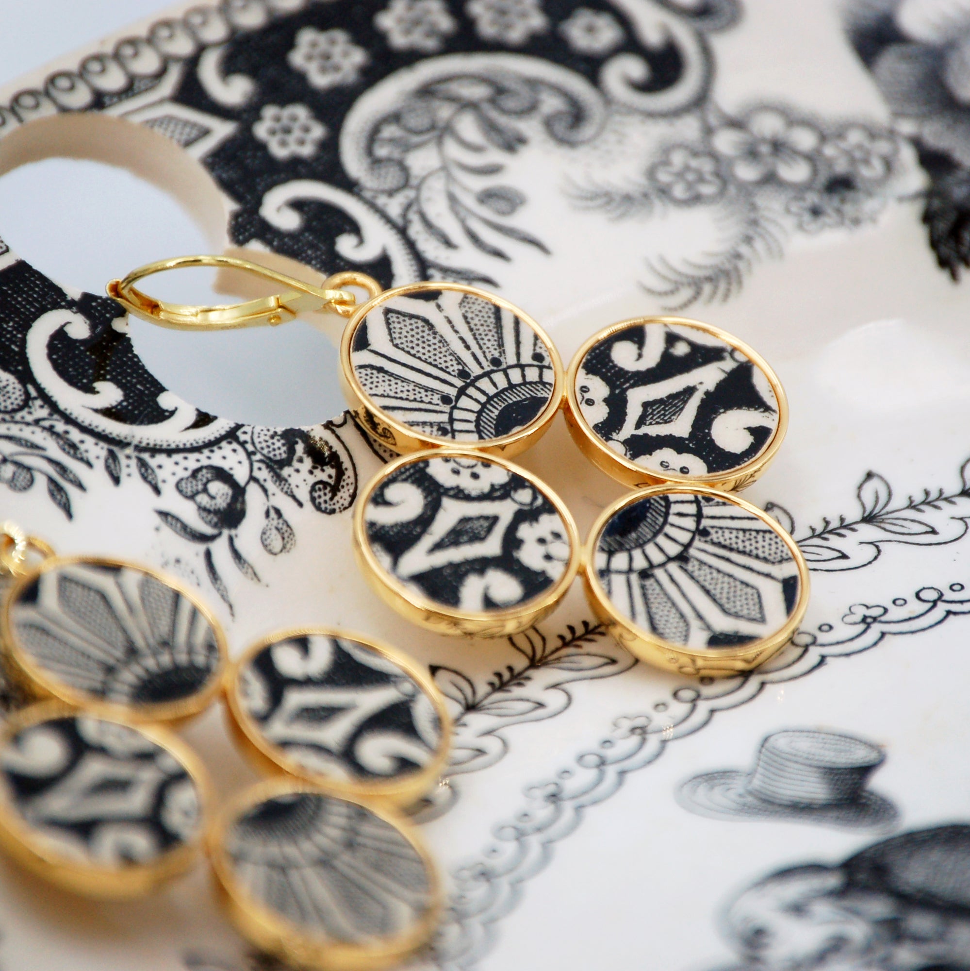 "The Declaration" brooch, gold finish