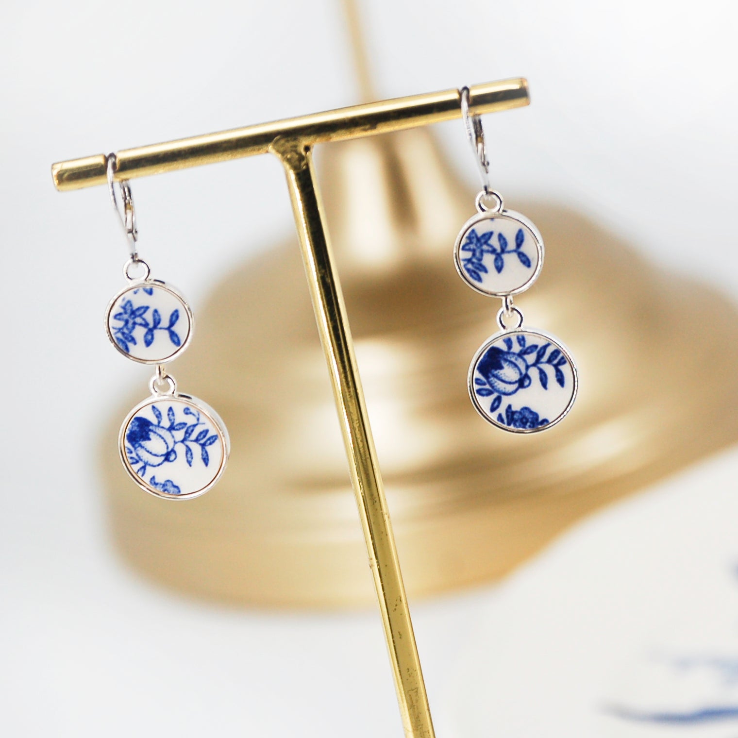 "Buttons and small leaves" earrings, silver finish.
