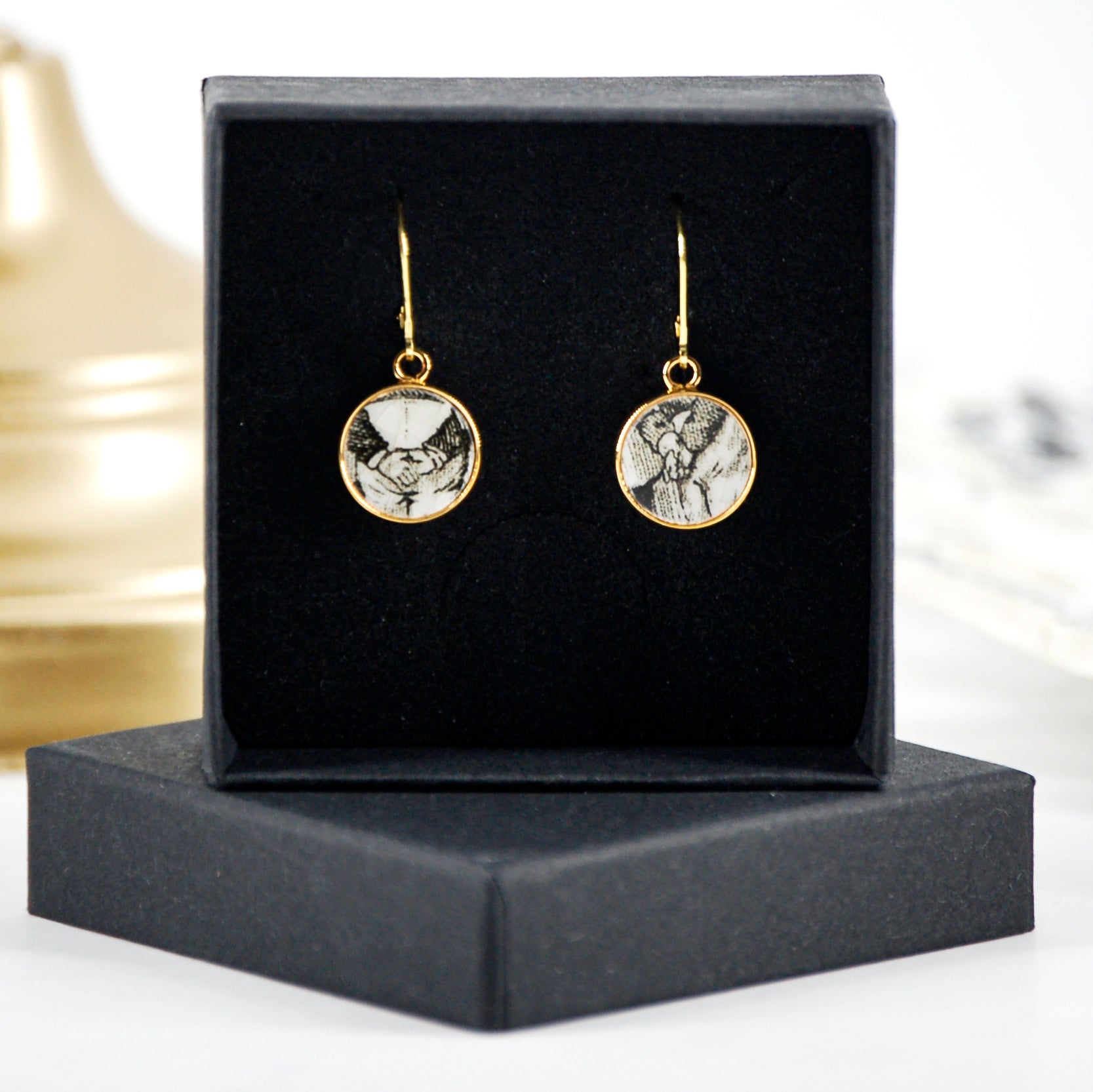 "Little Crossed Hands" earrings, gold finish