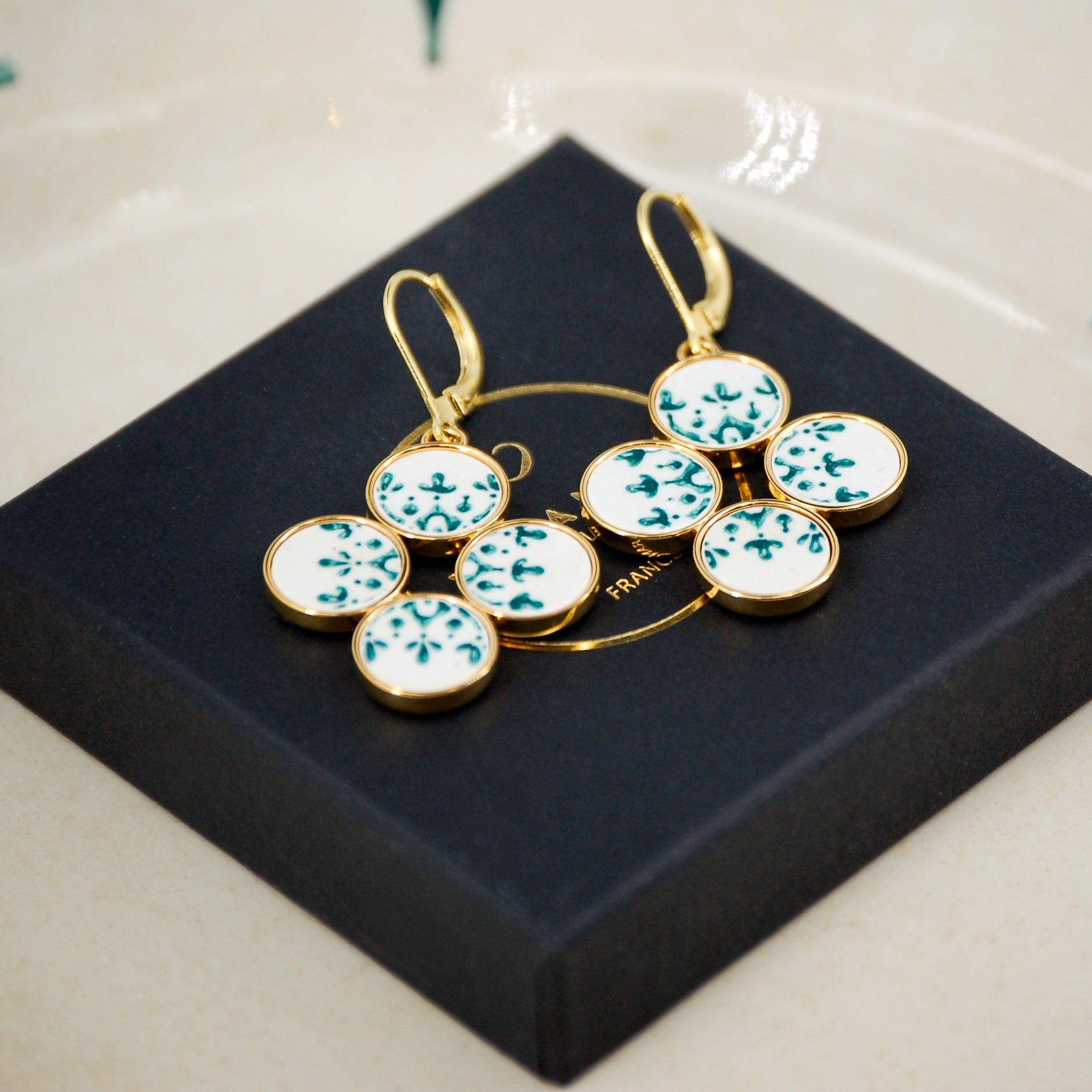 "Arabesque" earrings, gold finish