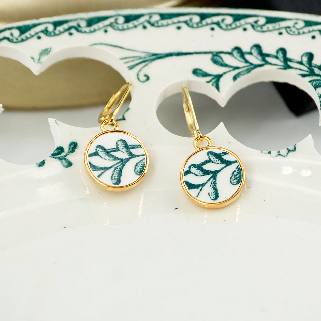 "Small Green Leaves" earrings, gold finish