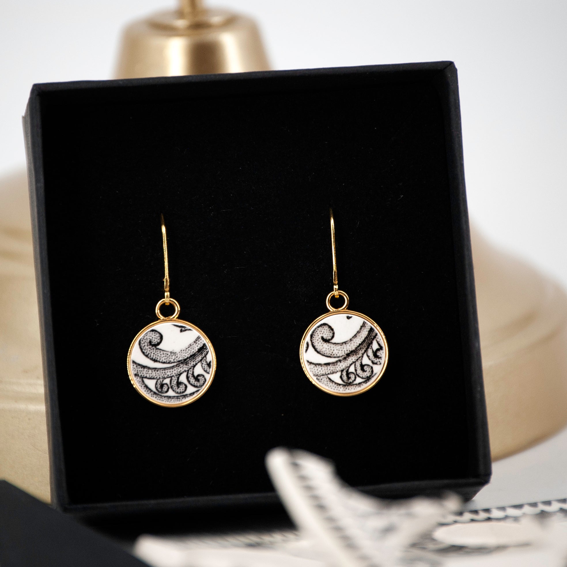 "Swirls in black and white" earrings, gold finish