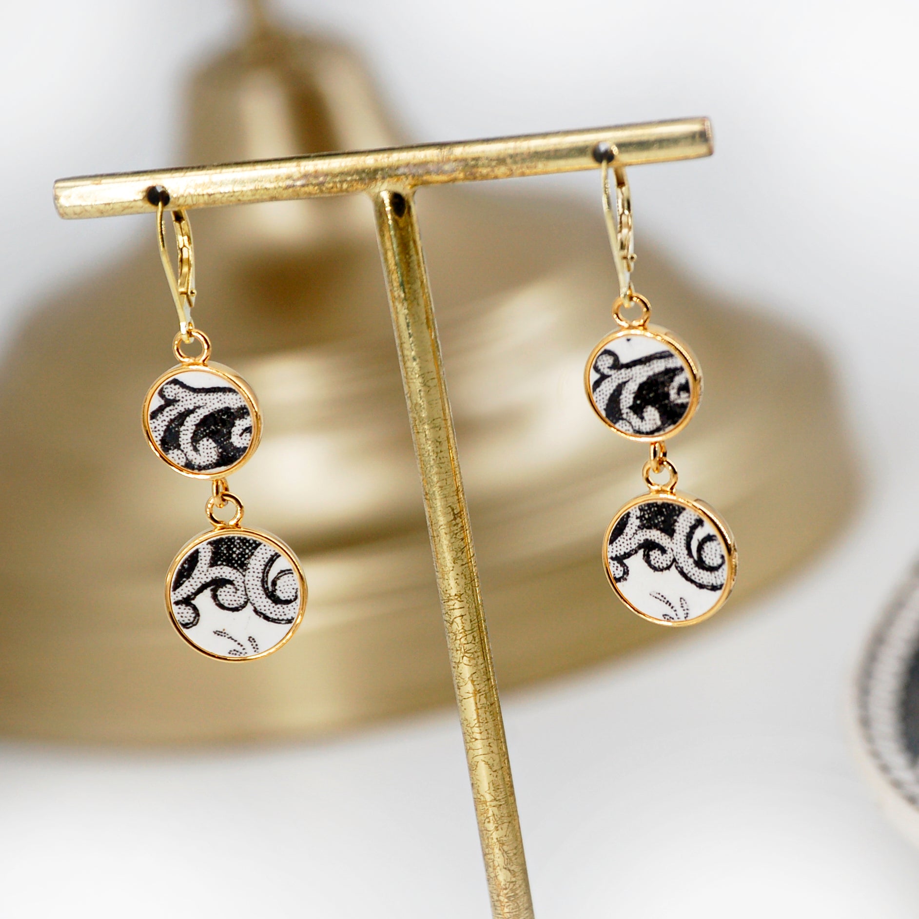"Arabesque in black and white" earrings, gold finish