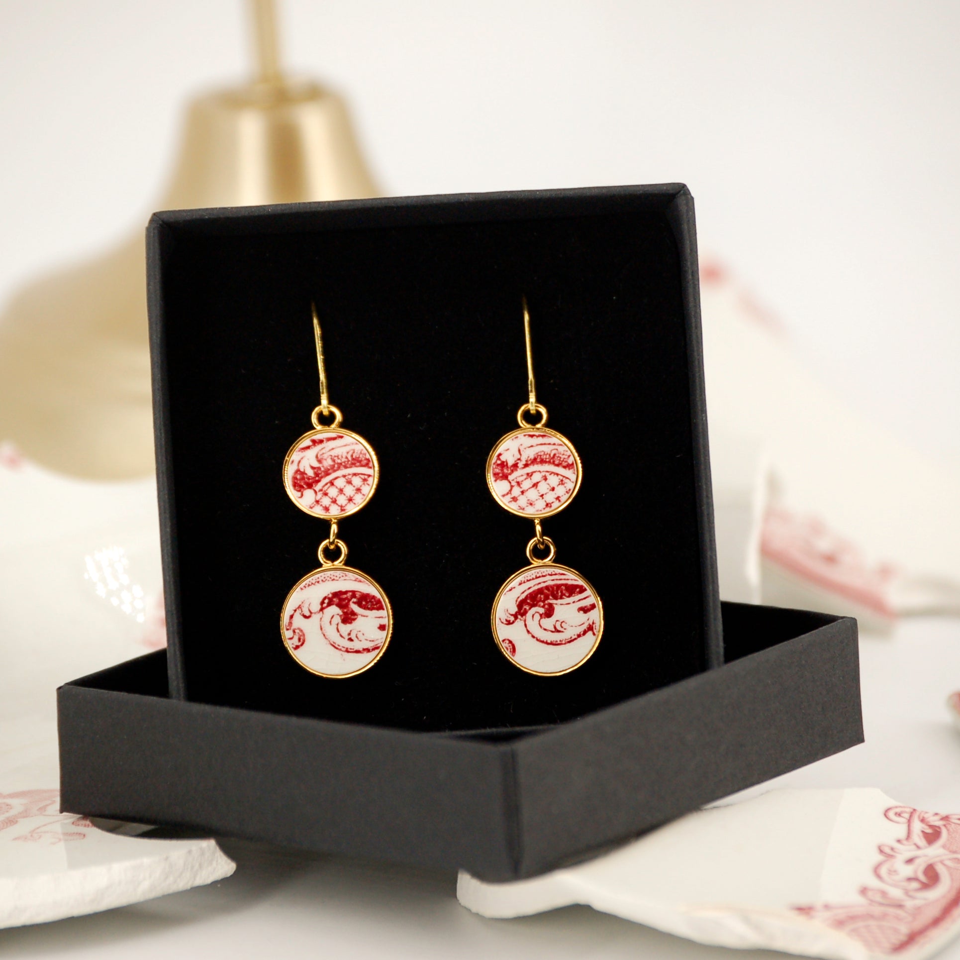 "Scrolls in old rose" earrings, gold finish