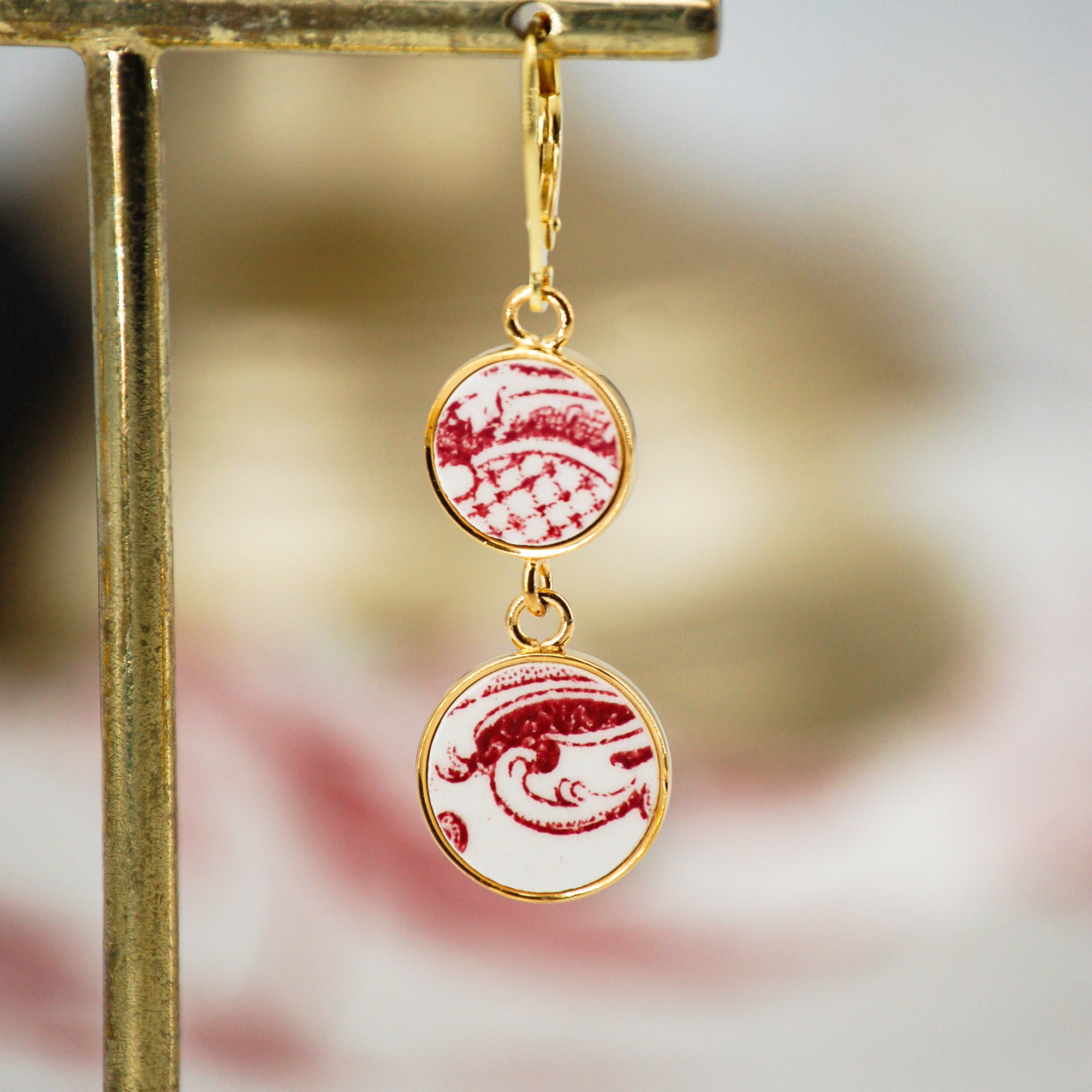 "Scrolls in old rose" earrings, gold finish