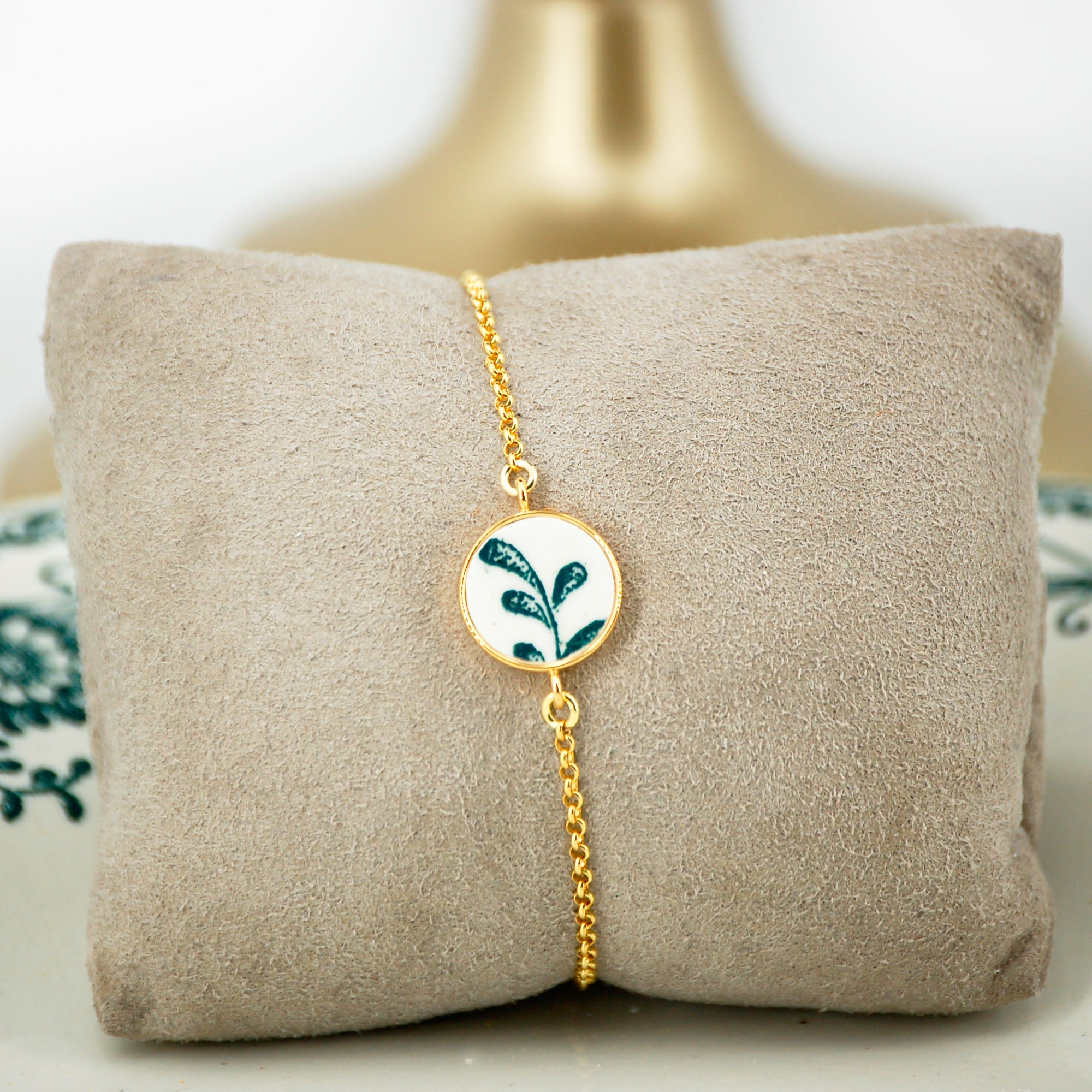 Adjustable "Green Leaves" bracelet, gold finish