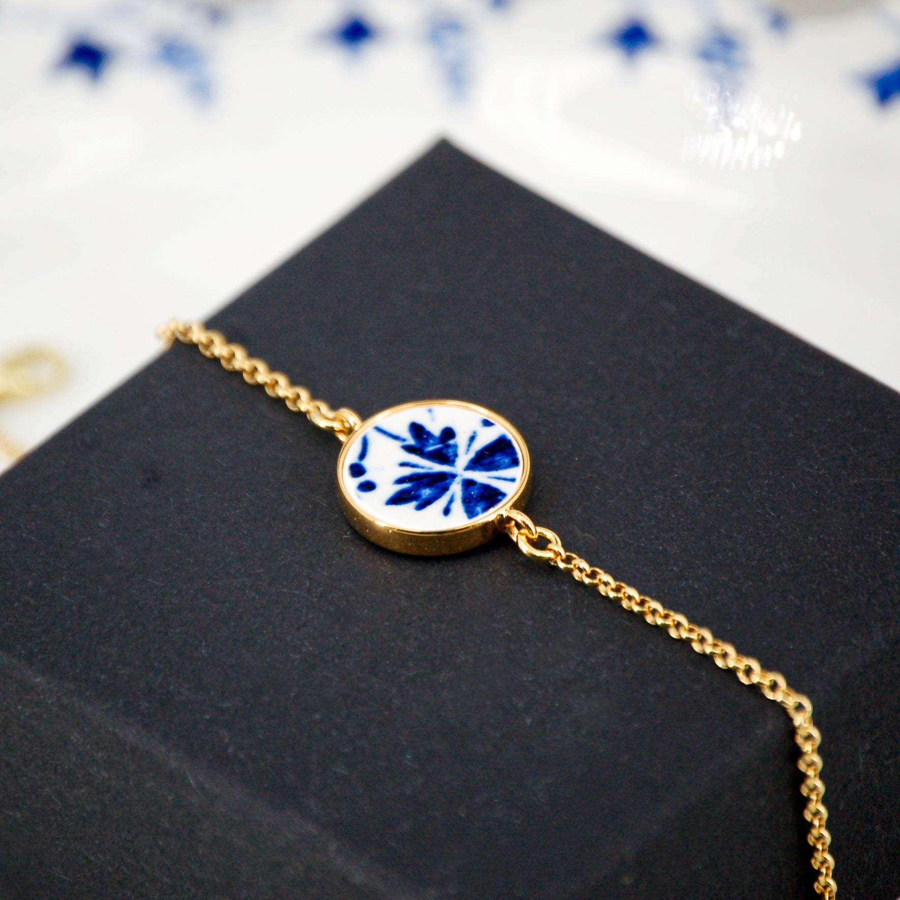Bracelet ajustable "Fleur de bleuet stylisée"