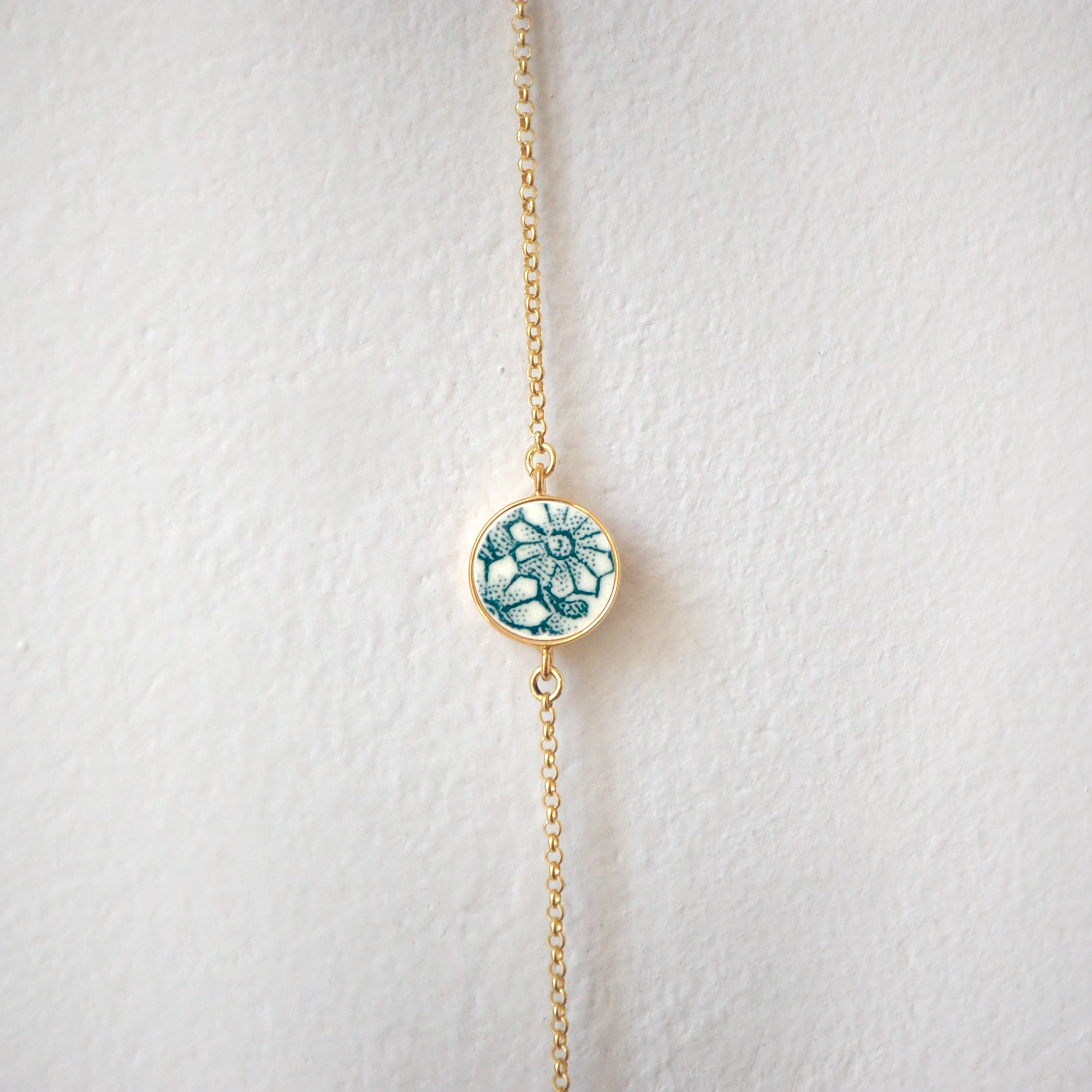 Bracelet ajustable "Fleurs vertes", finition or
