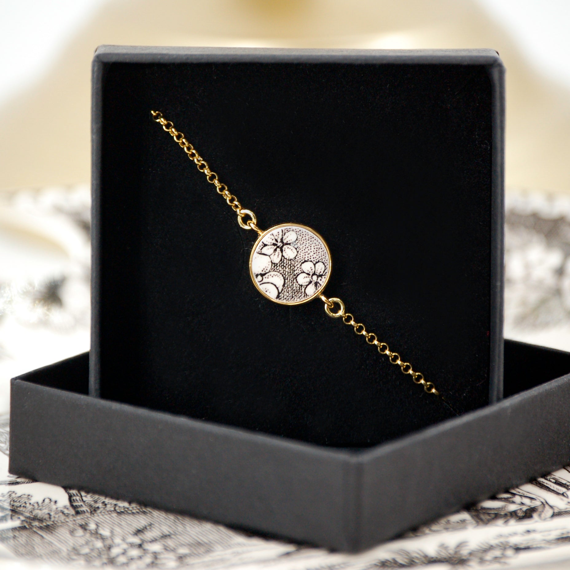 Adjustable "Small Flowers" bracelet, gold finish