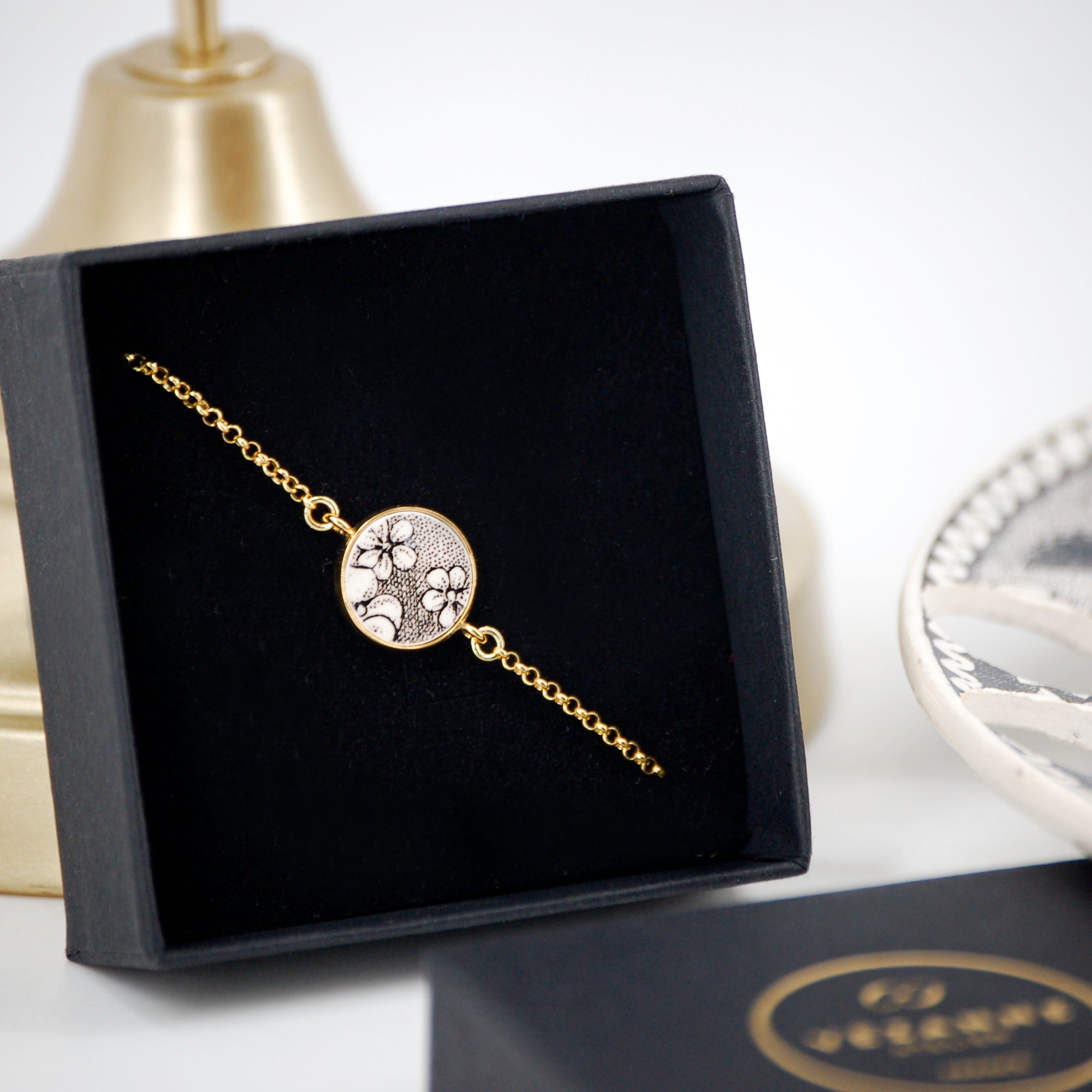 Adjustable "Small Flowers" bracelet, gold finish