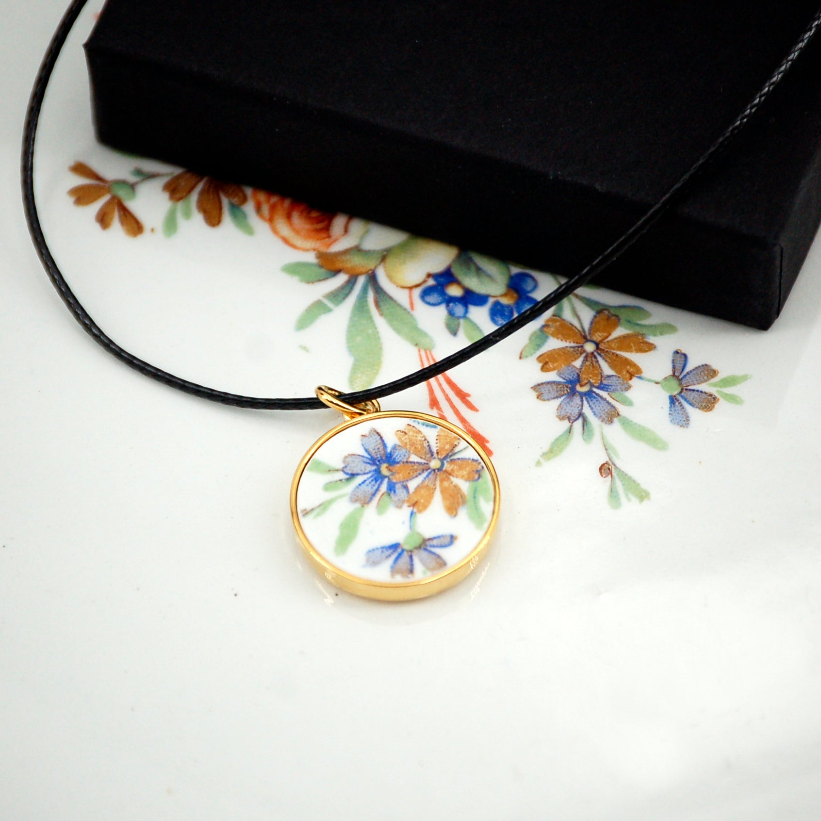"Purple Flowers" pendant, gold finish
