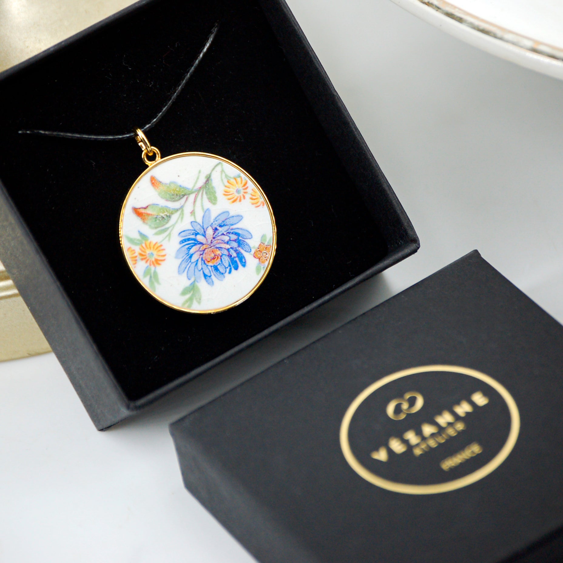 "Aster and its small yellow flowers" pendant, gold finish