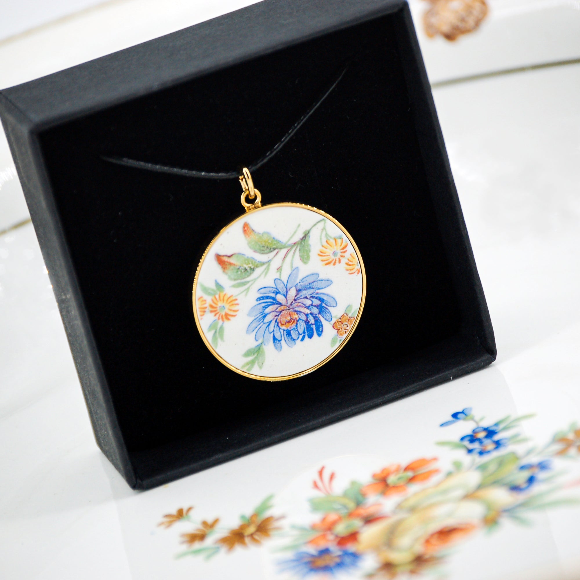 "Aster and its small yellow flowers" pendant, gold finish