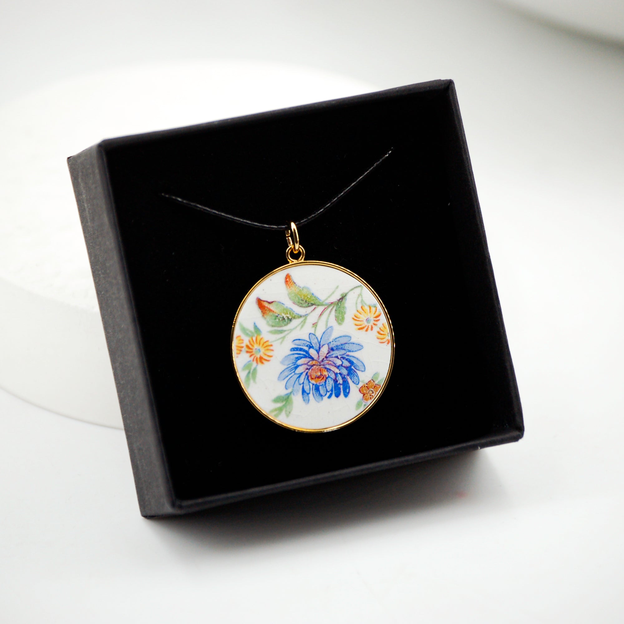 "Aster and its small yellow flowers" pendant, gold finish