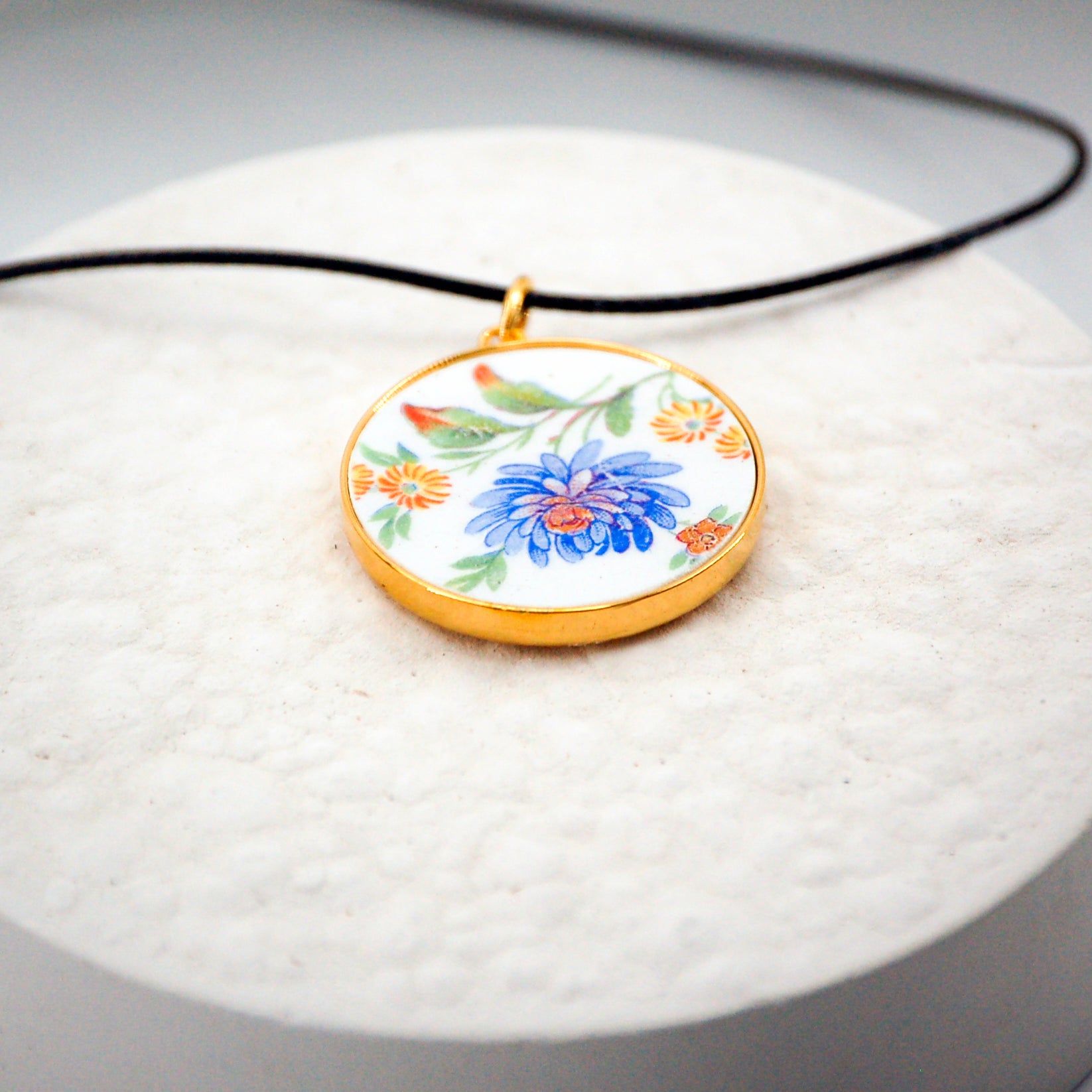 "Aster and its small yellow flowers" pendant, gold finish