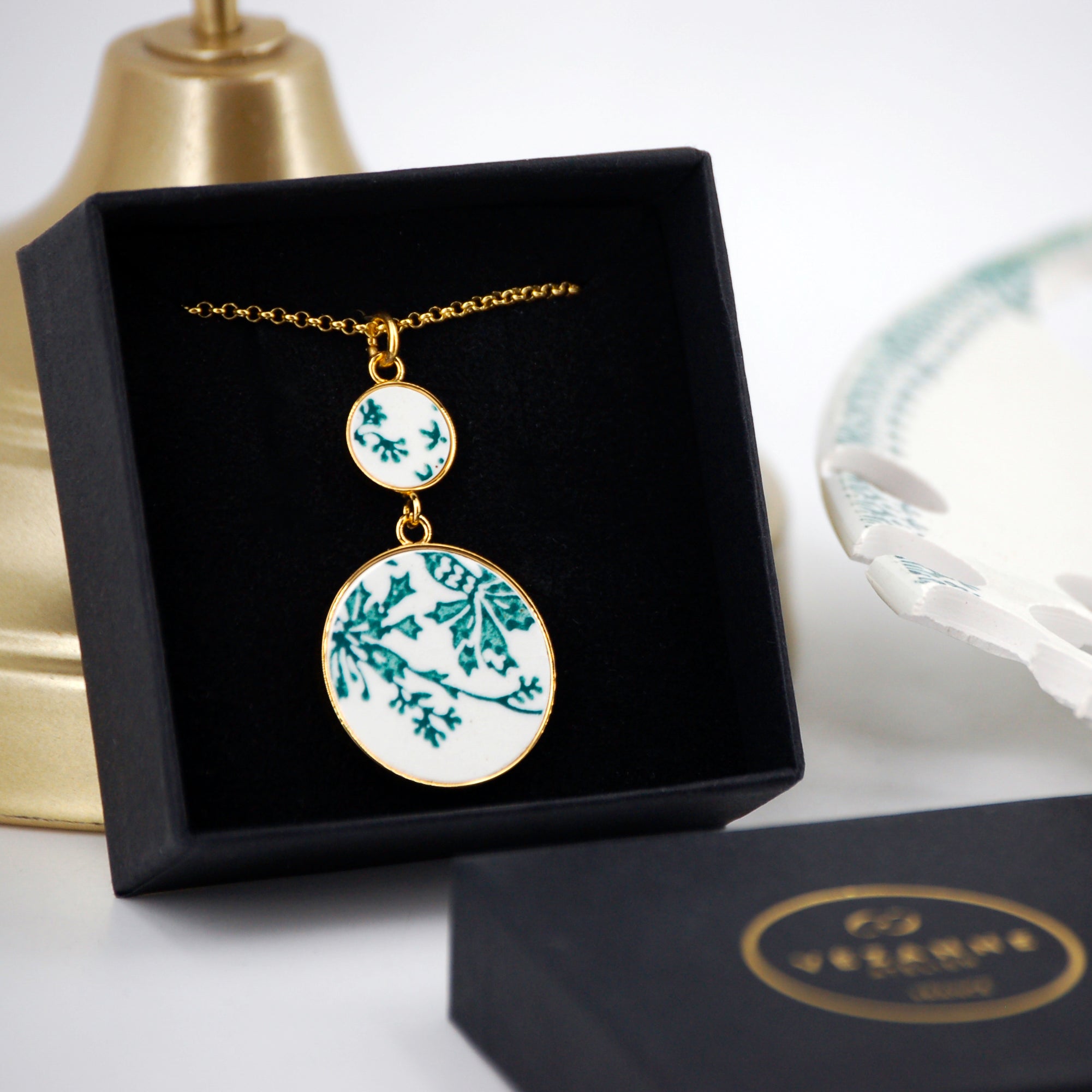 "Bouquet and small green flowers" pendant, gold finish