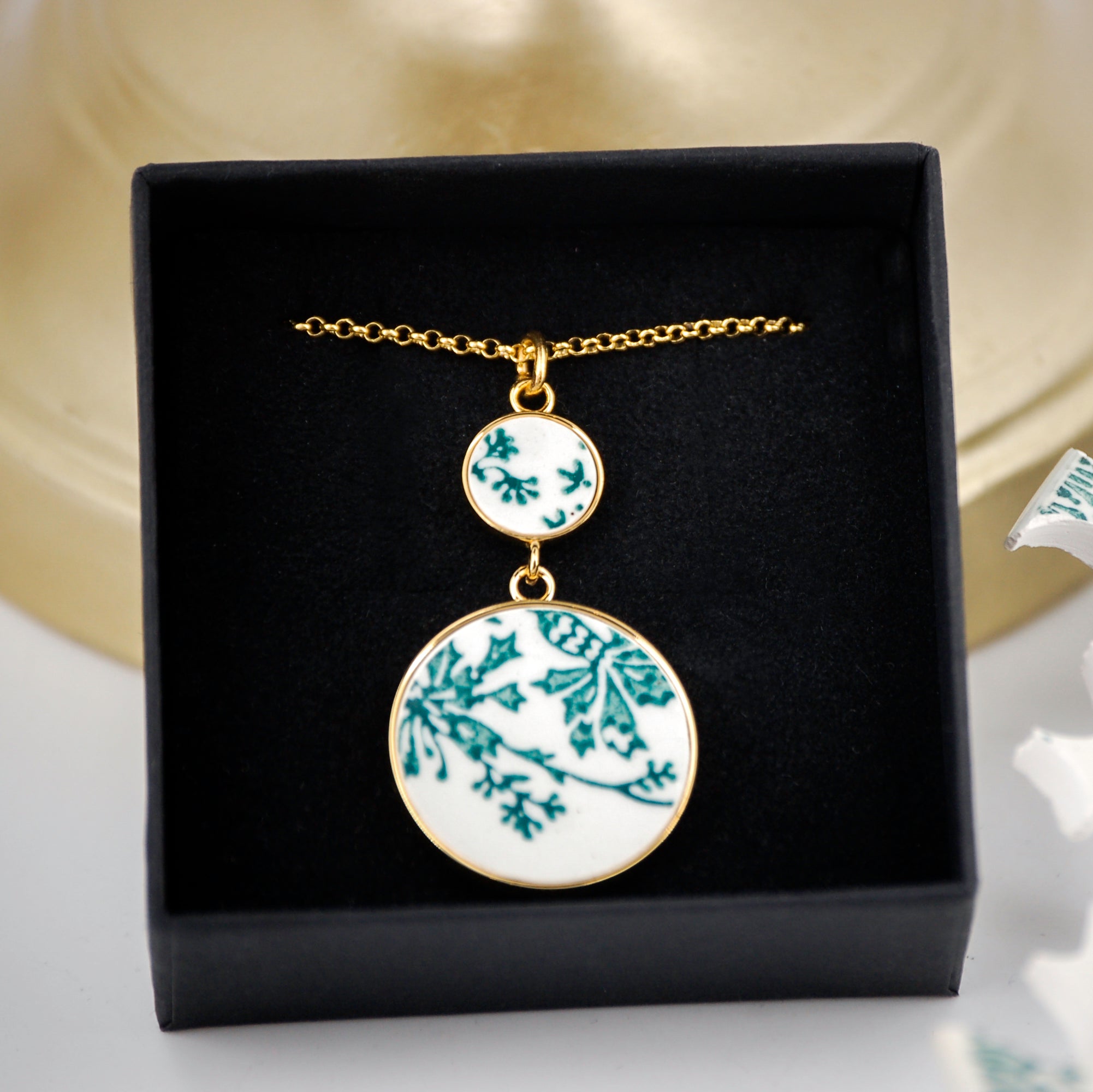 "Bouquet and small green flowers" pendant, gold finish