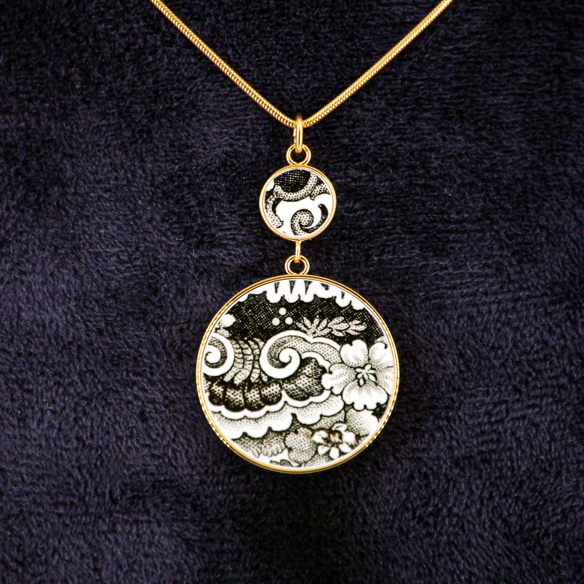 "Rocaille Composition" pendant, gold finish