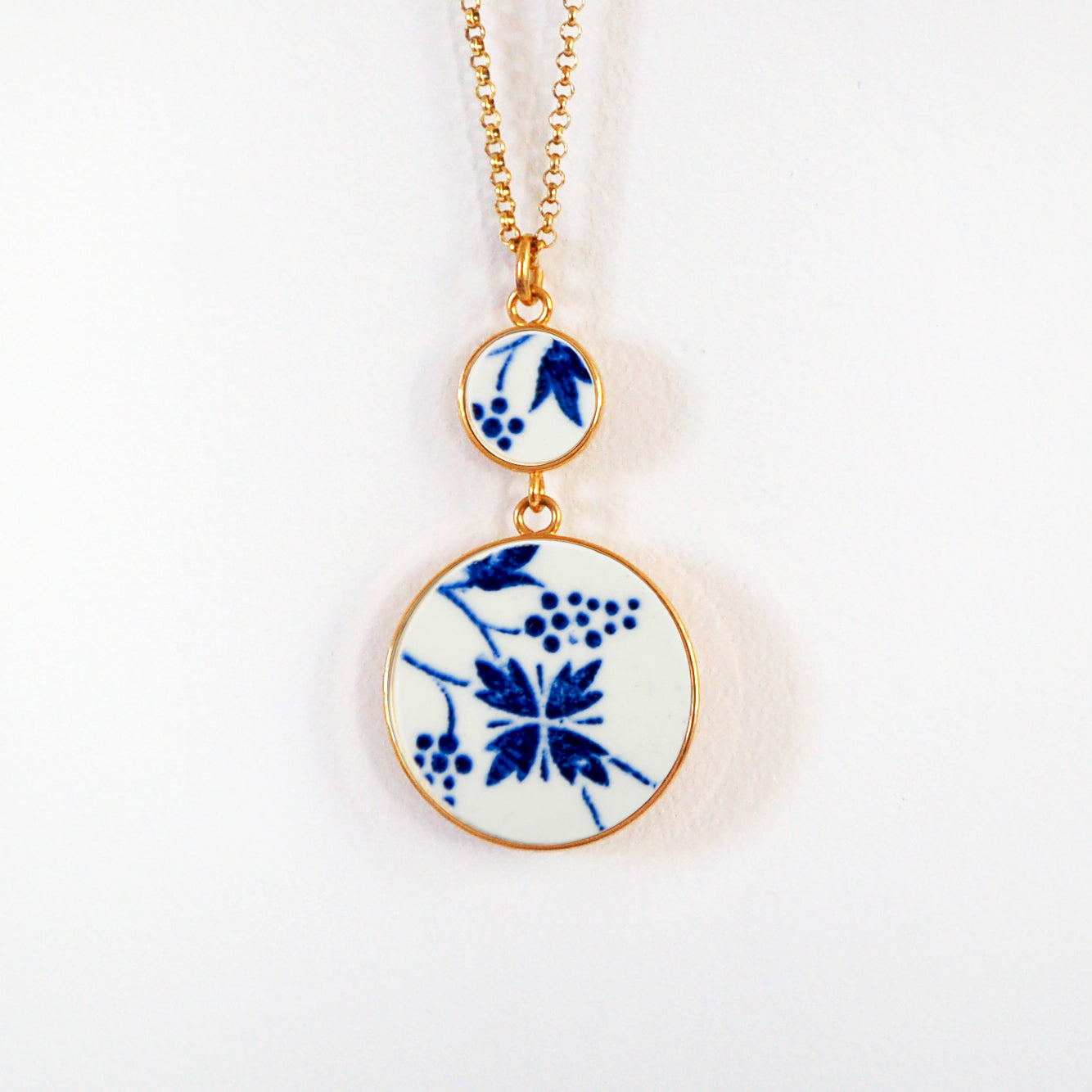 Pendentif "Fleur et grappes bleues", finition or