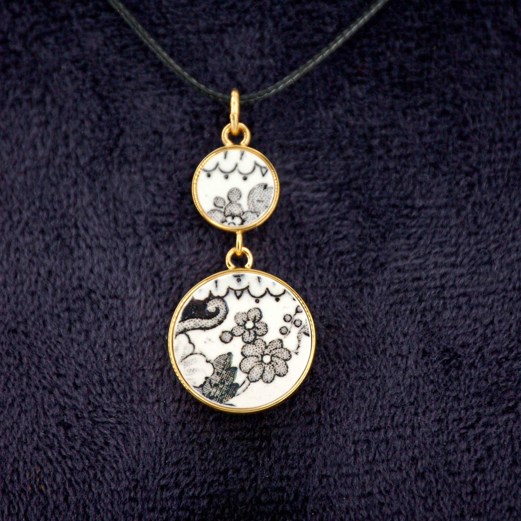 Pendant "Flowers and arabesques in black and white", gold finish