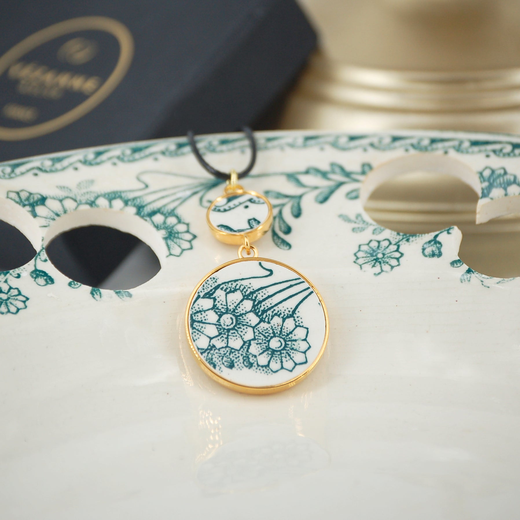 "Bouquet of Green Flowers" pendant, gold finish