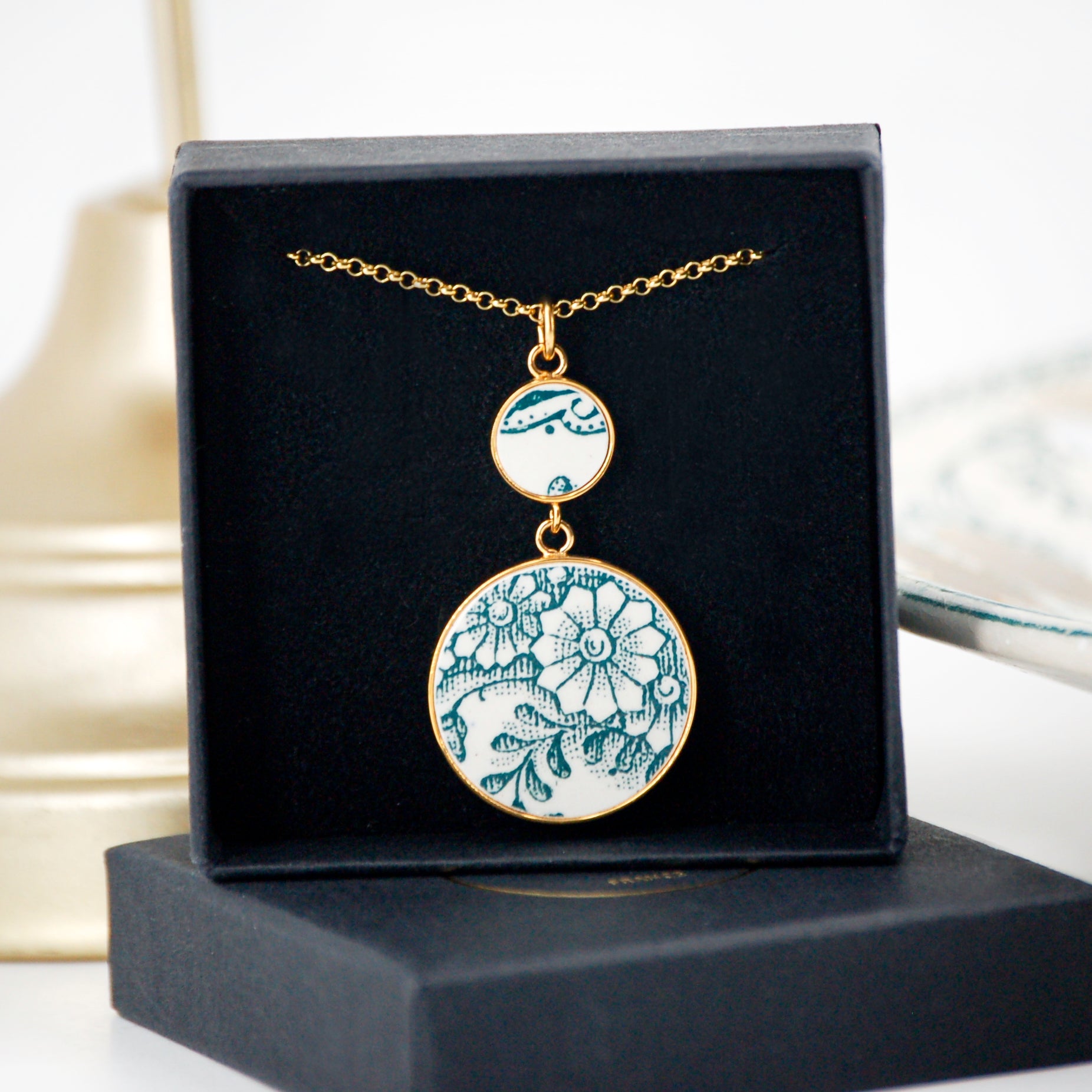 "Bouquet of Green Flowers" pendant, gold finish